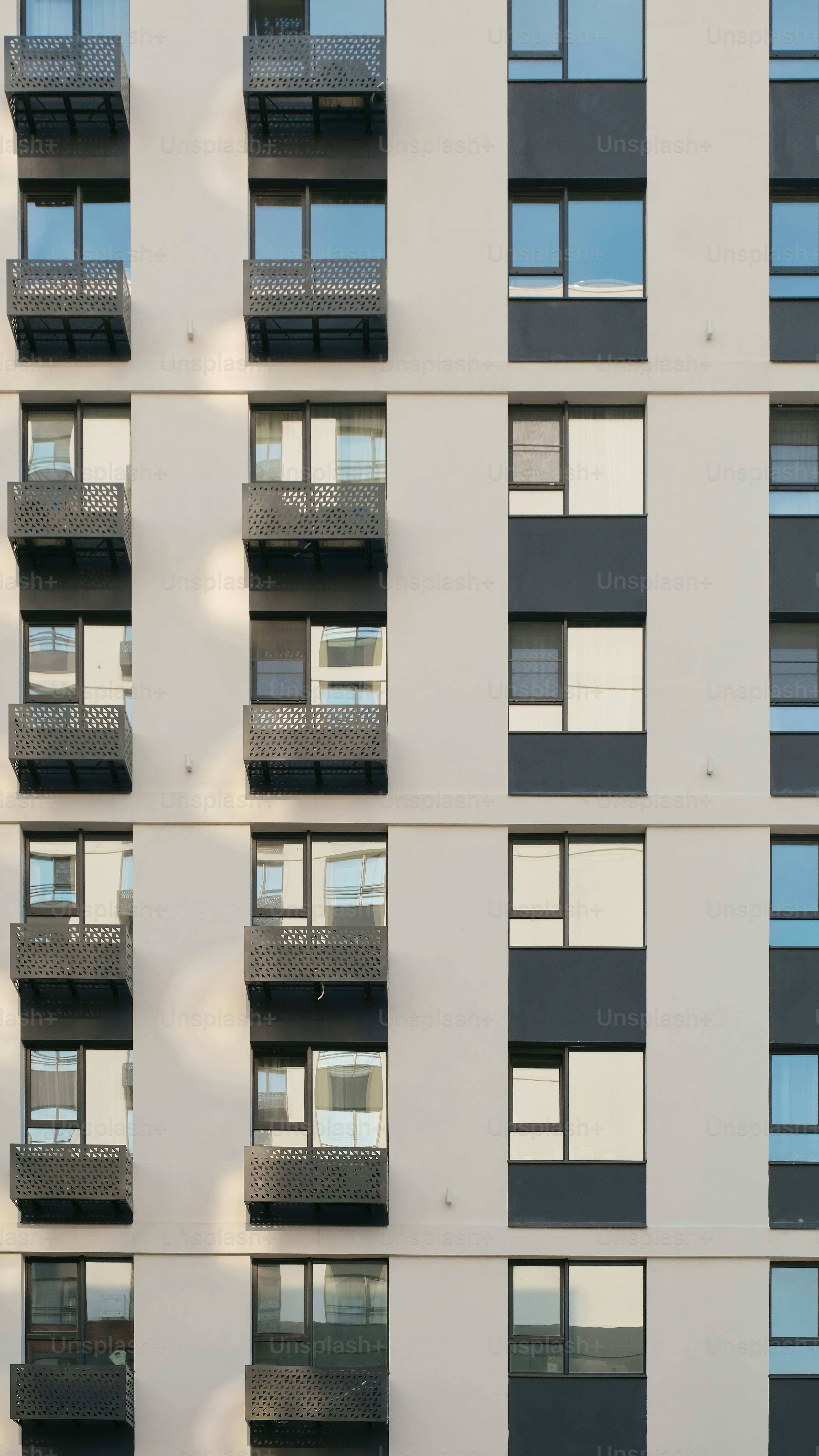 Moderno condominio con molte finestre.