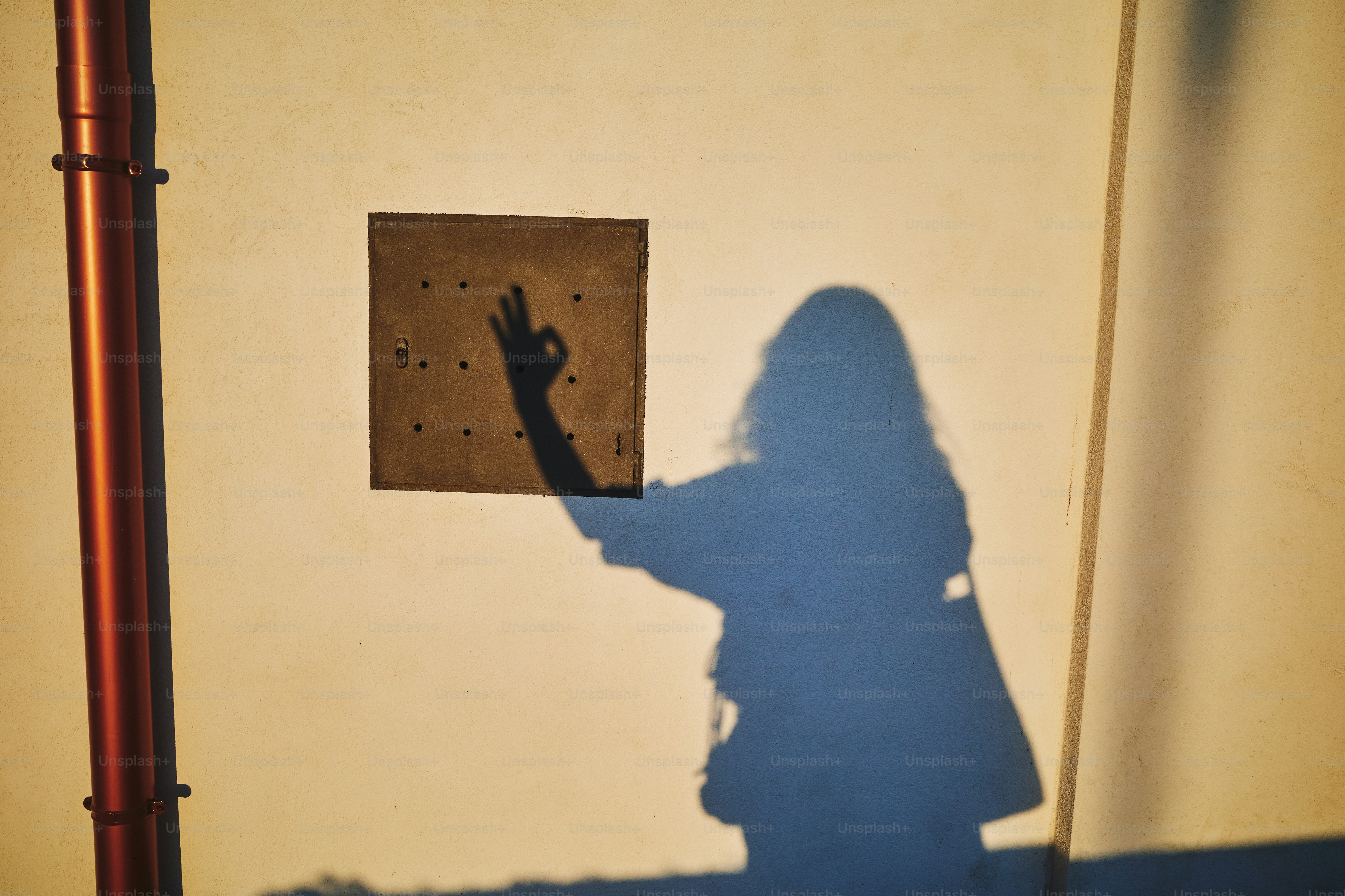 Une ombre fait le geste de la main « ok ».