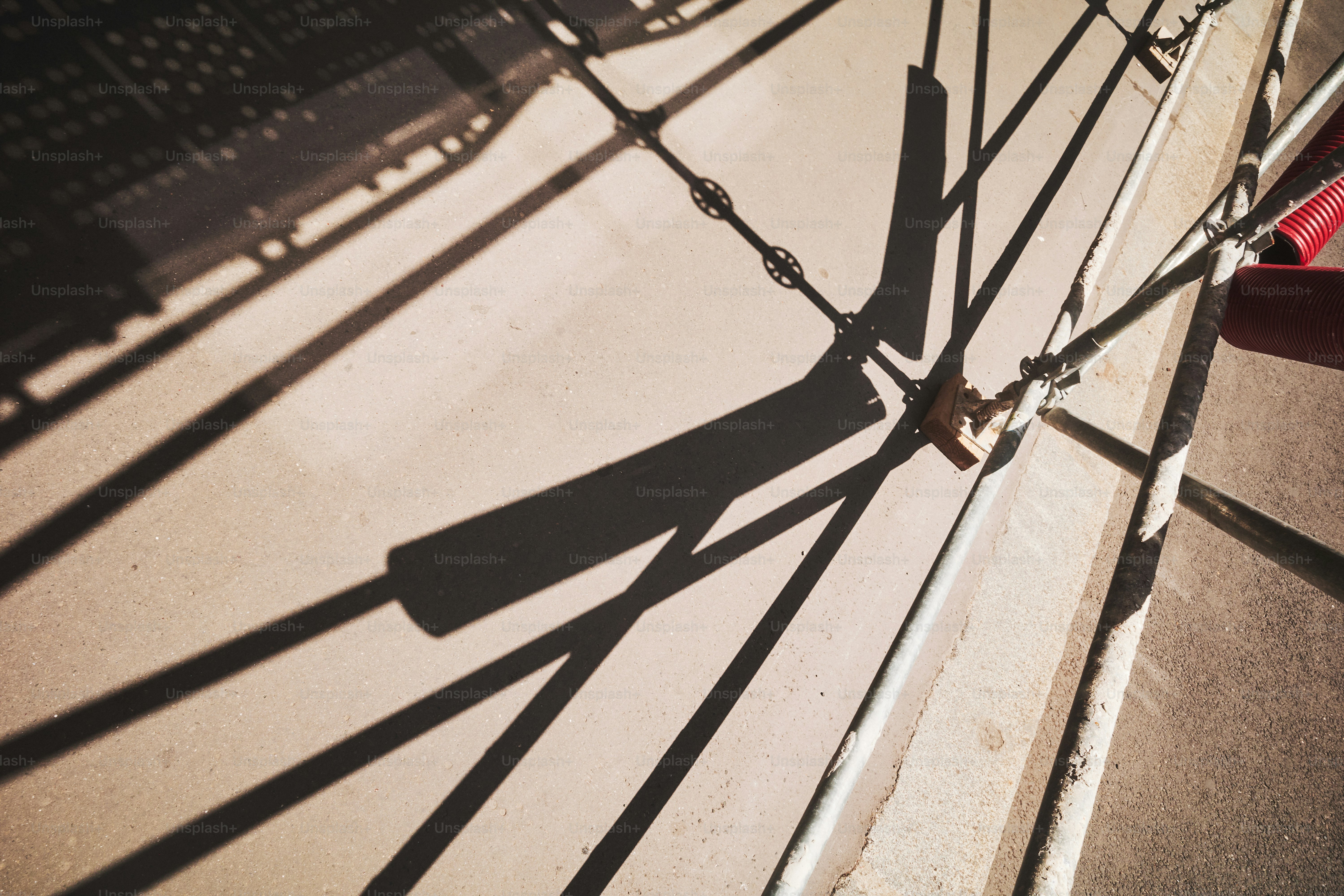 Ombres projetées par une balançoire posée sur une surface.