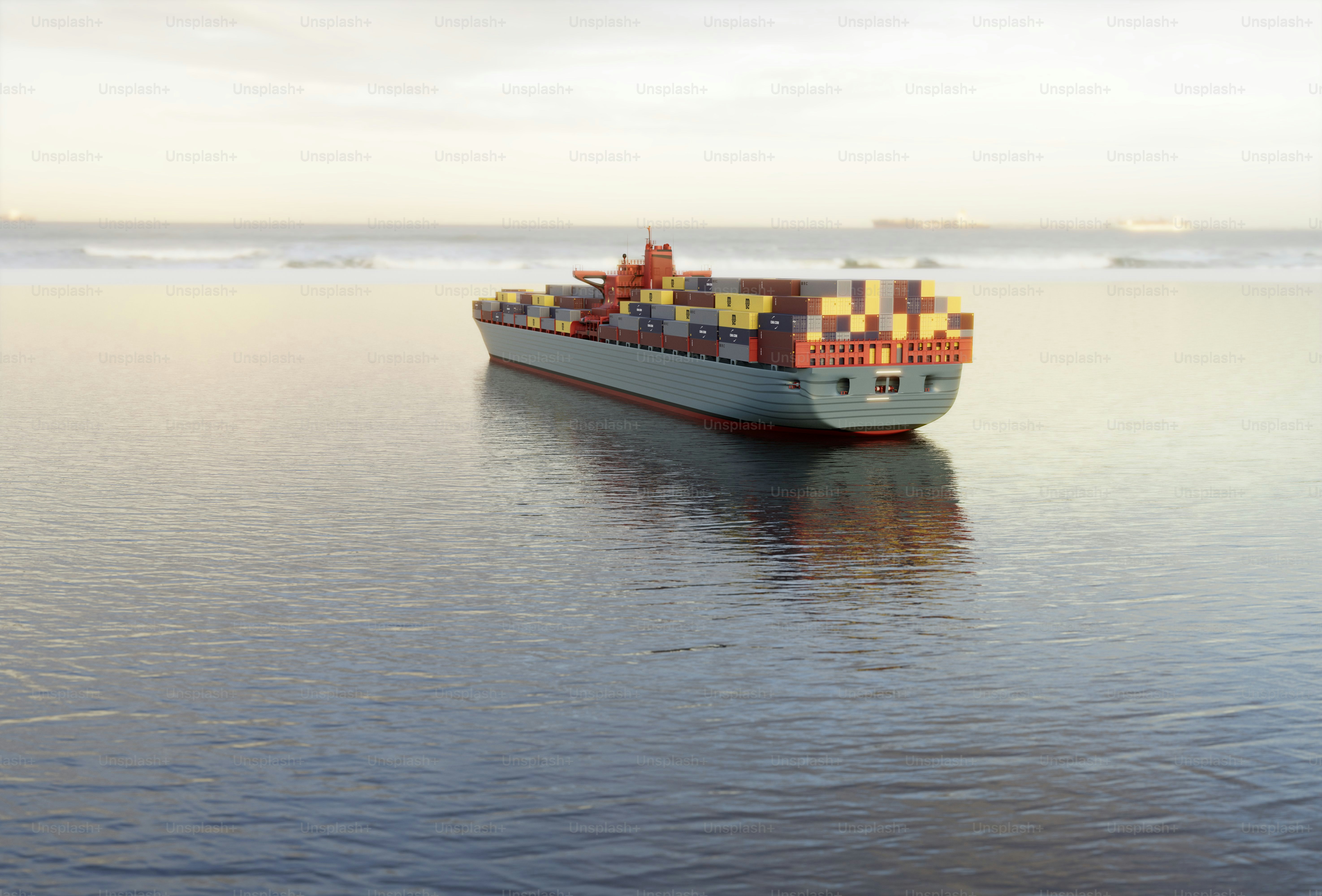 Ein Frachtschiff segelt auf ruhigen Gewässern.