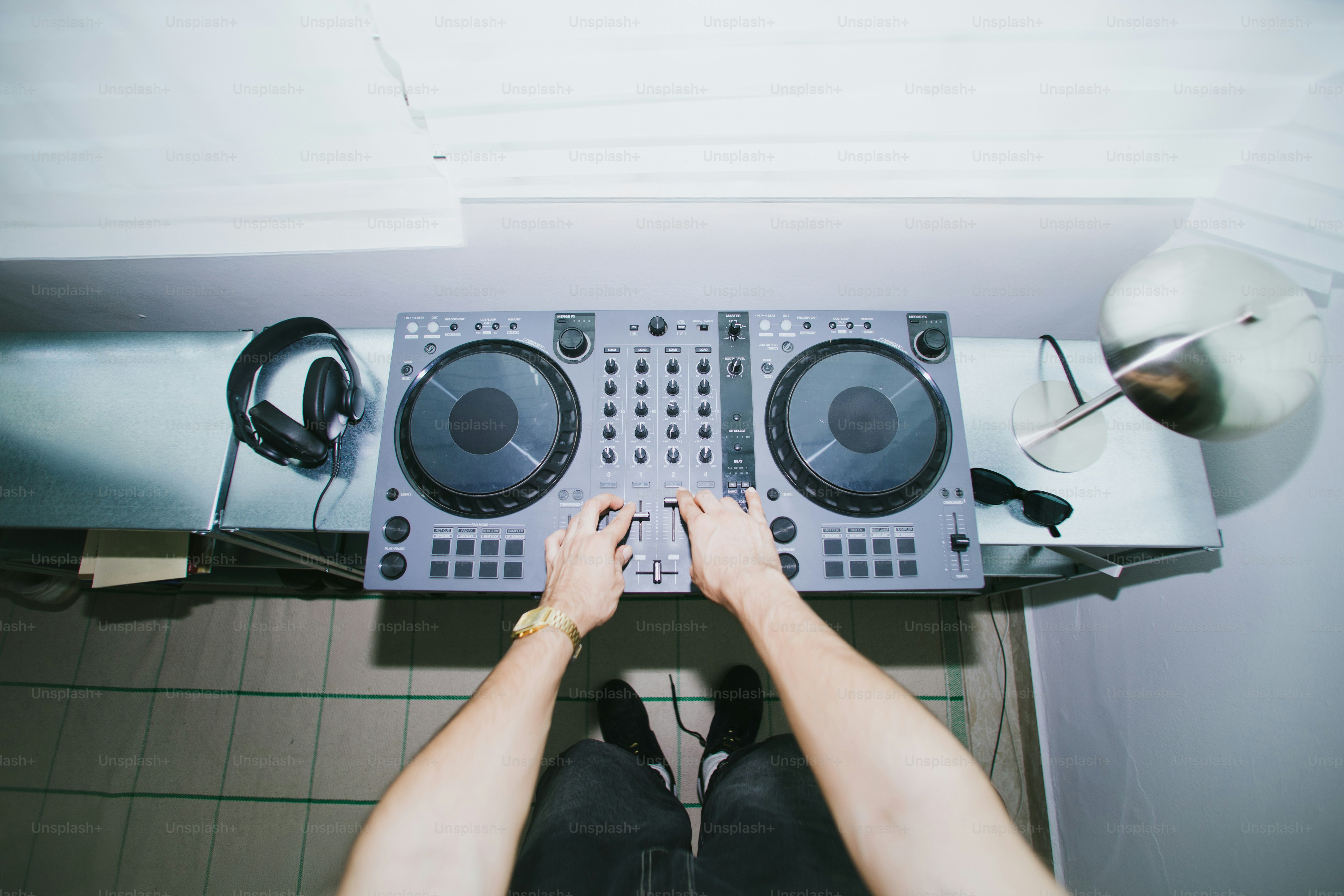 Ein DJ mischt Musik an der Konsole.