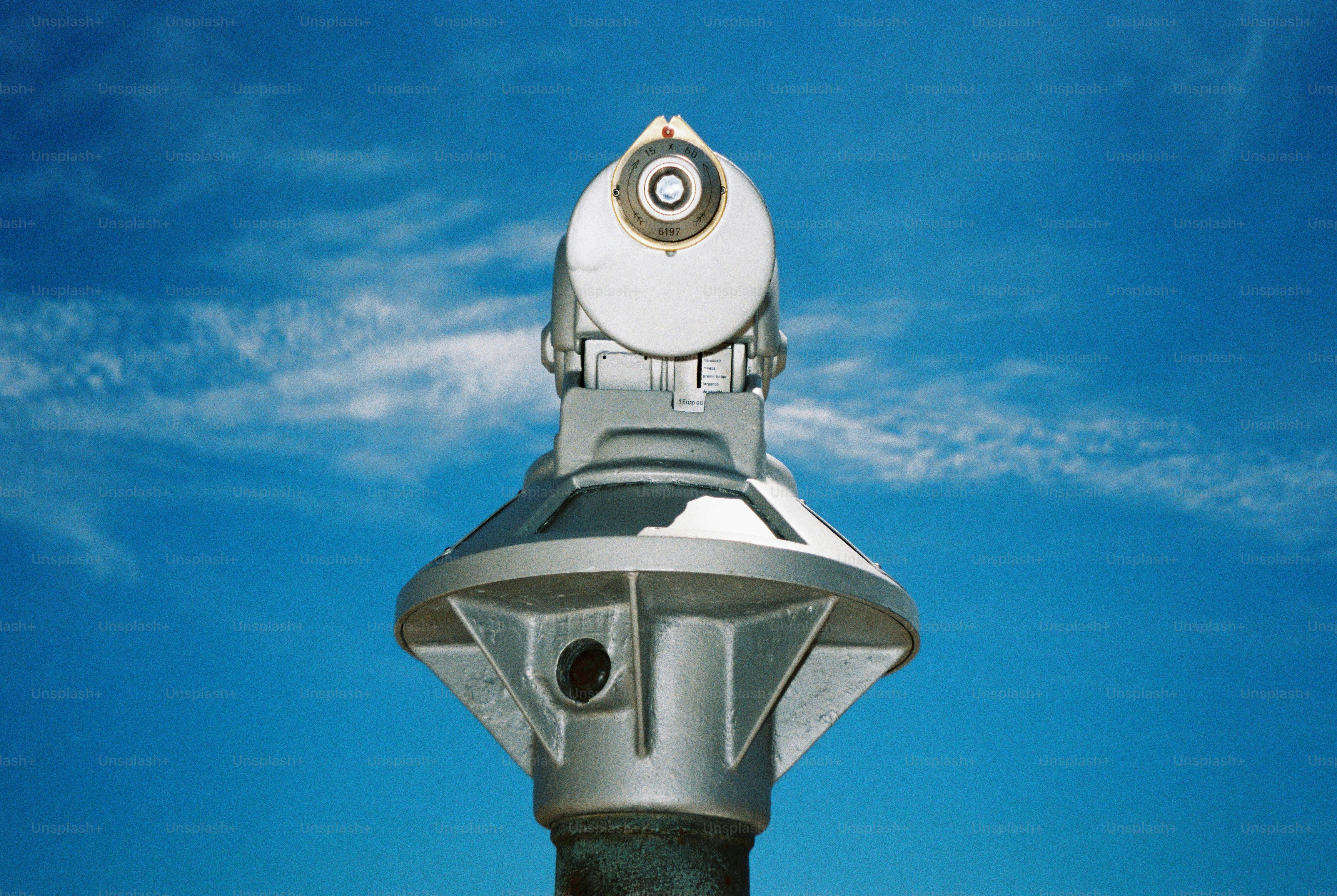 Télescope pointant vers un ciel bleu vif.