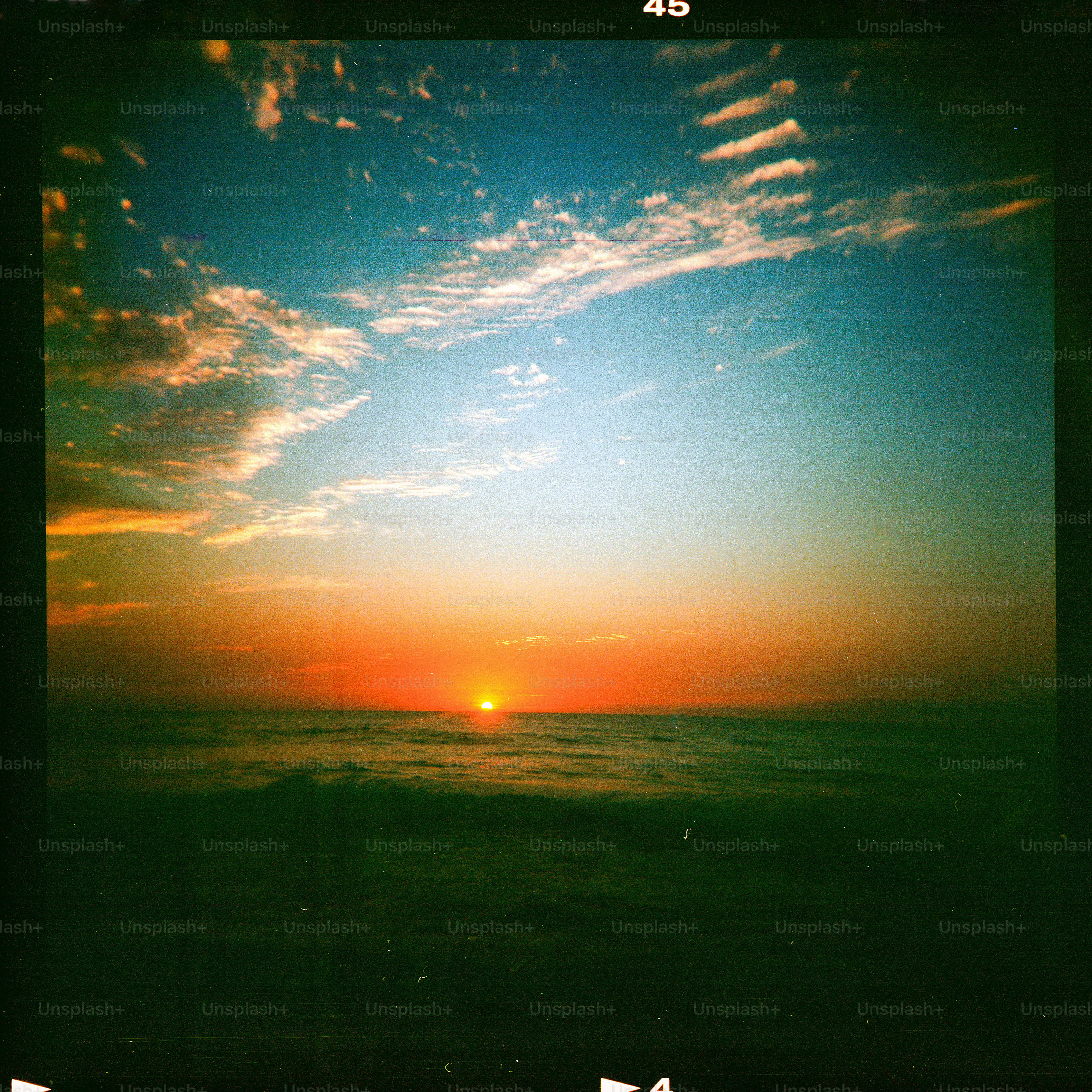 Tramonto sull'oceano con bellissimi colori.