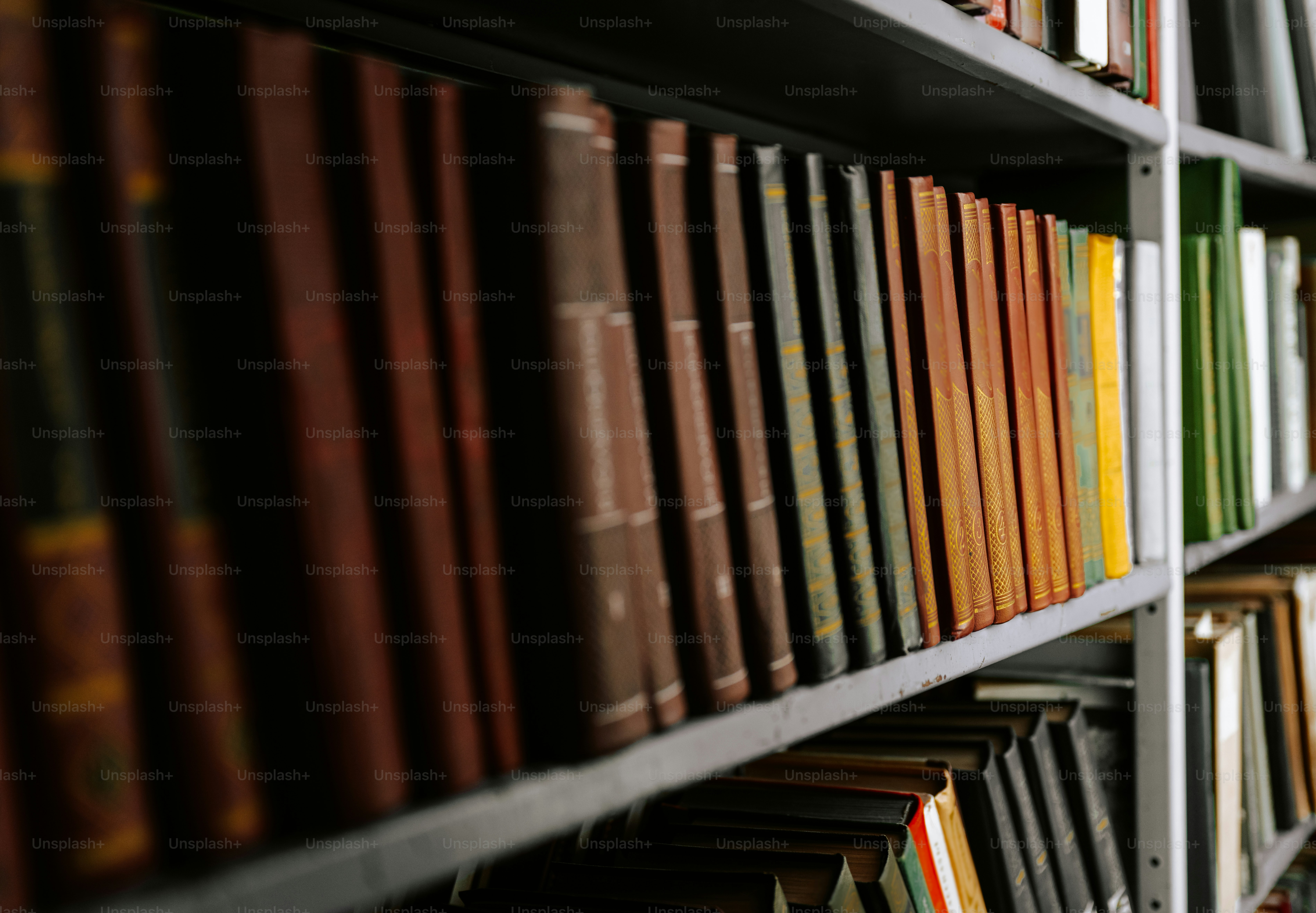 Books open on a table in a library. photo – Books Image on Unsplash