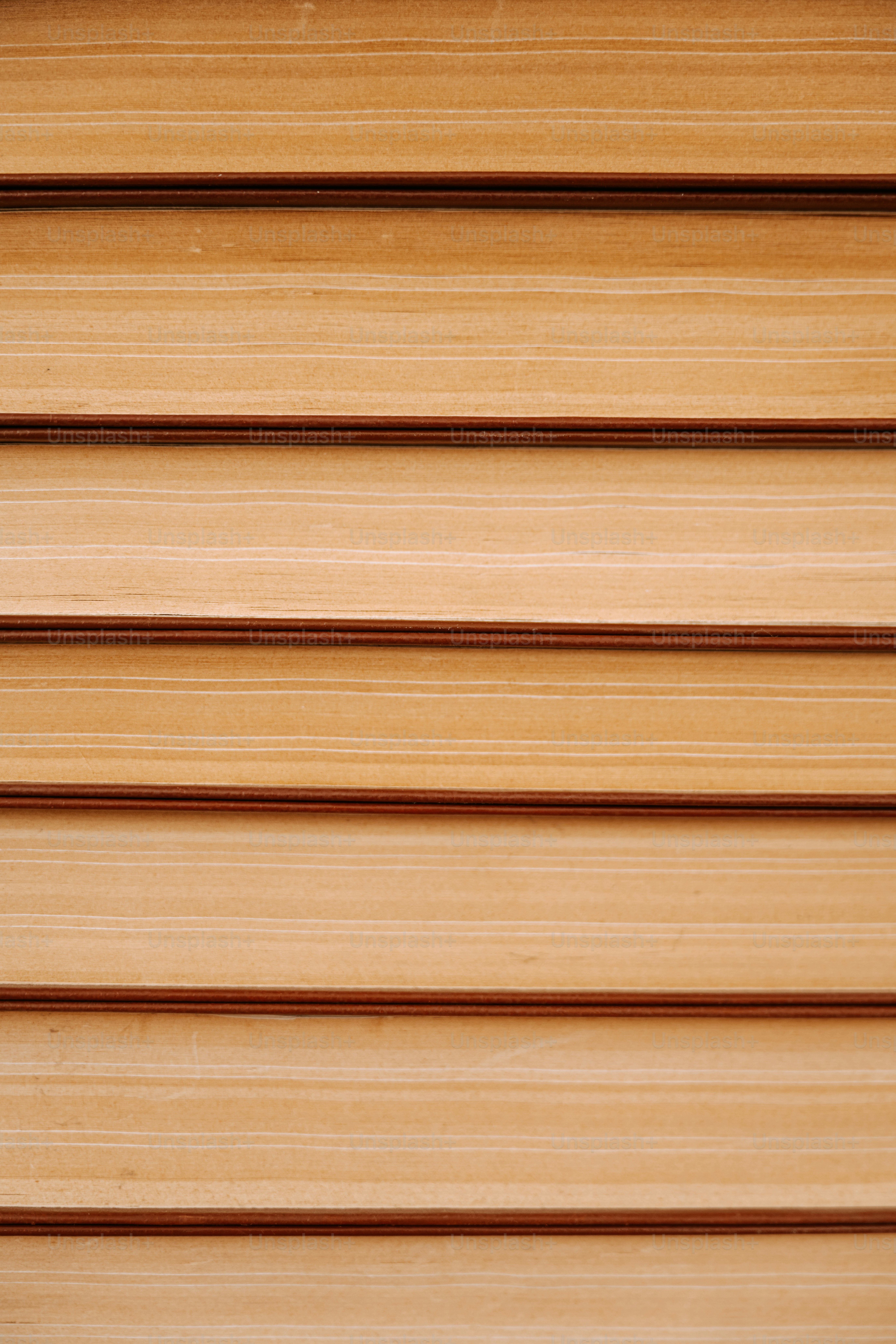 Las persianas de madera aparecen en una perspectiva de primer plano.