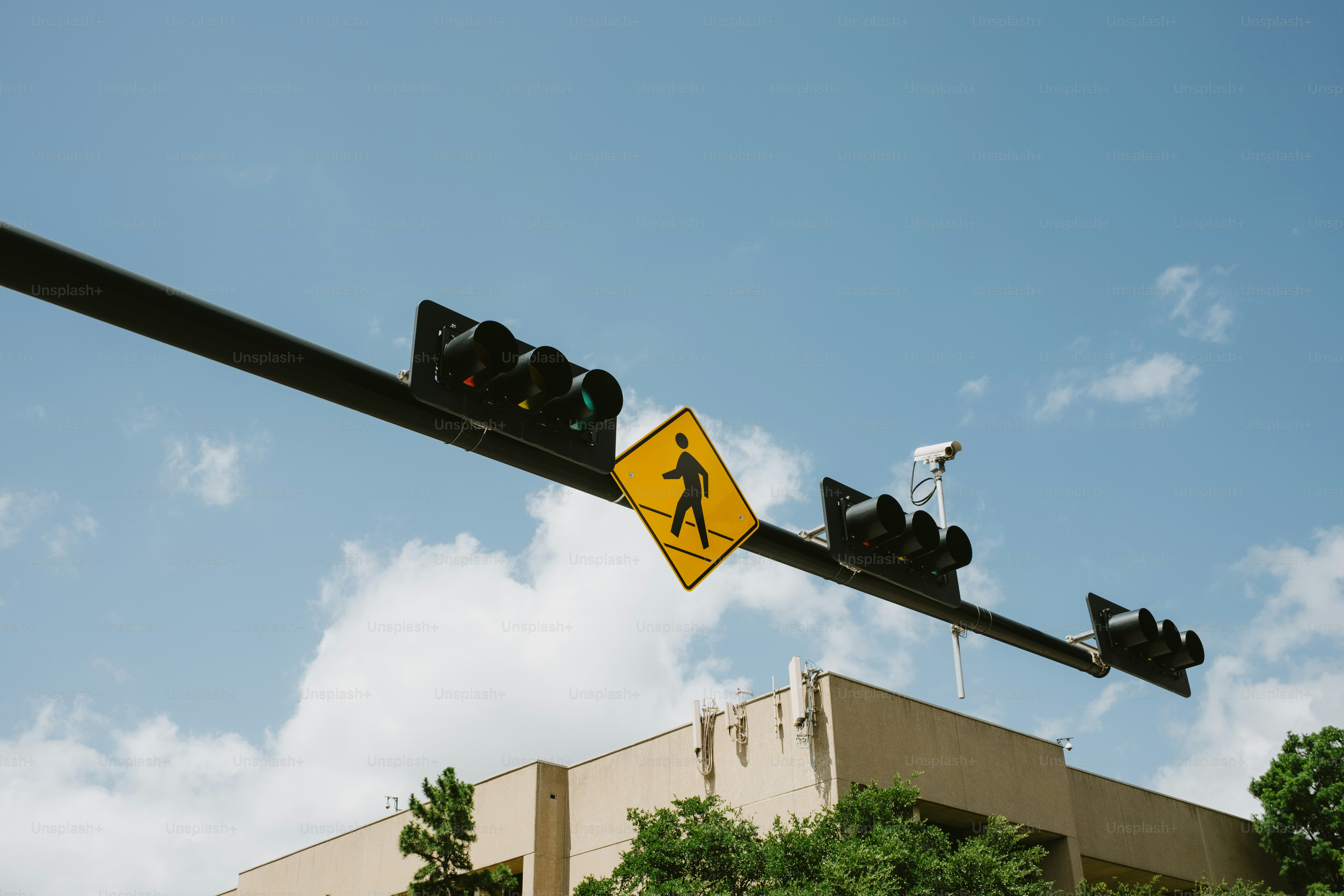 Sinal de travessia de pedestres em um dia ensolarado.