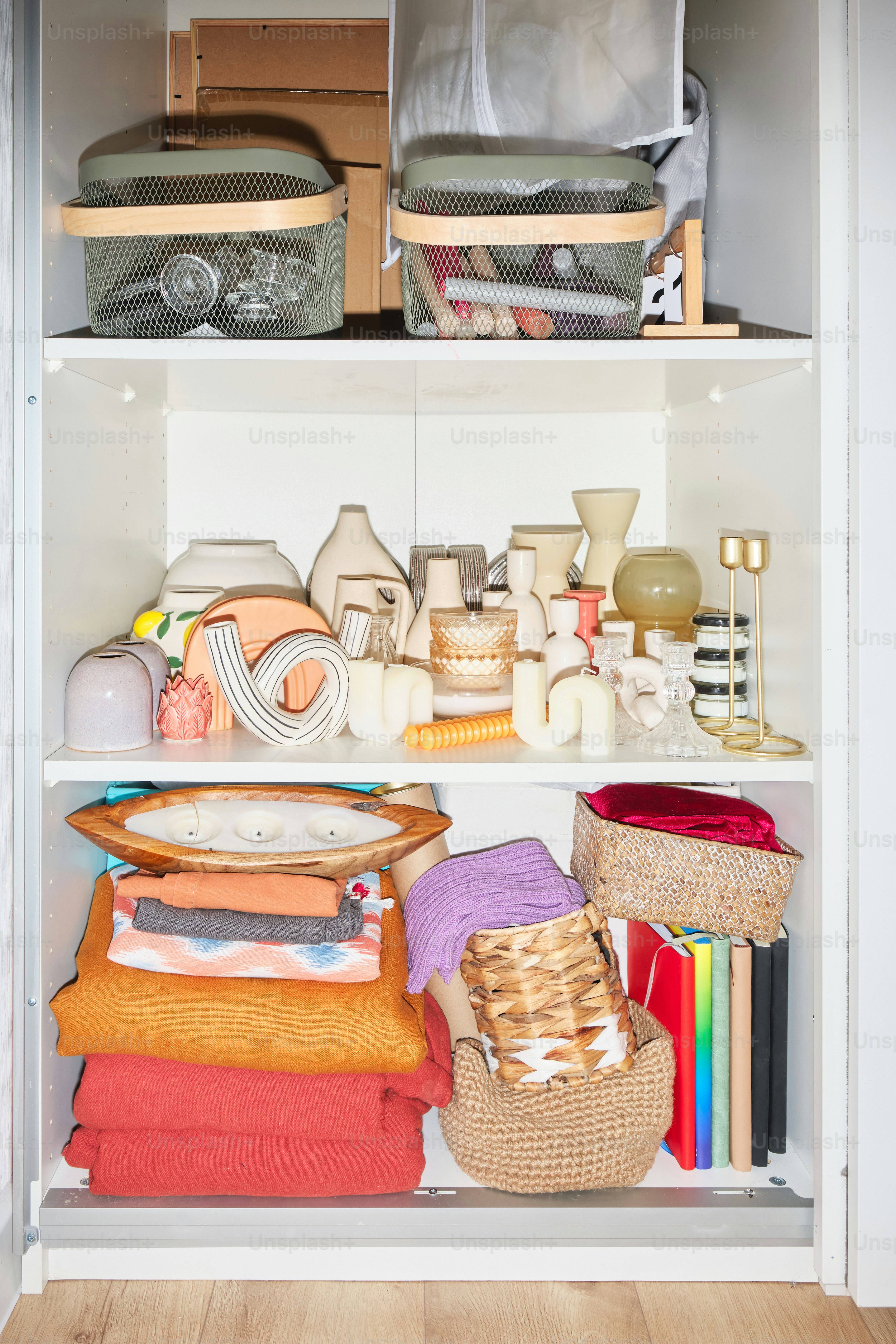 Un armadio ben organizzato mostra vari oggetti decorativi.