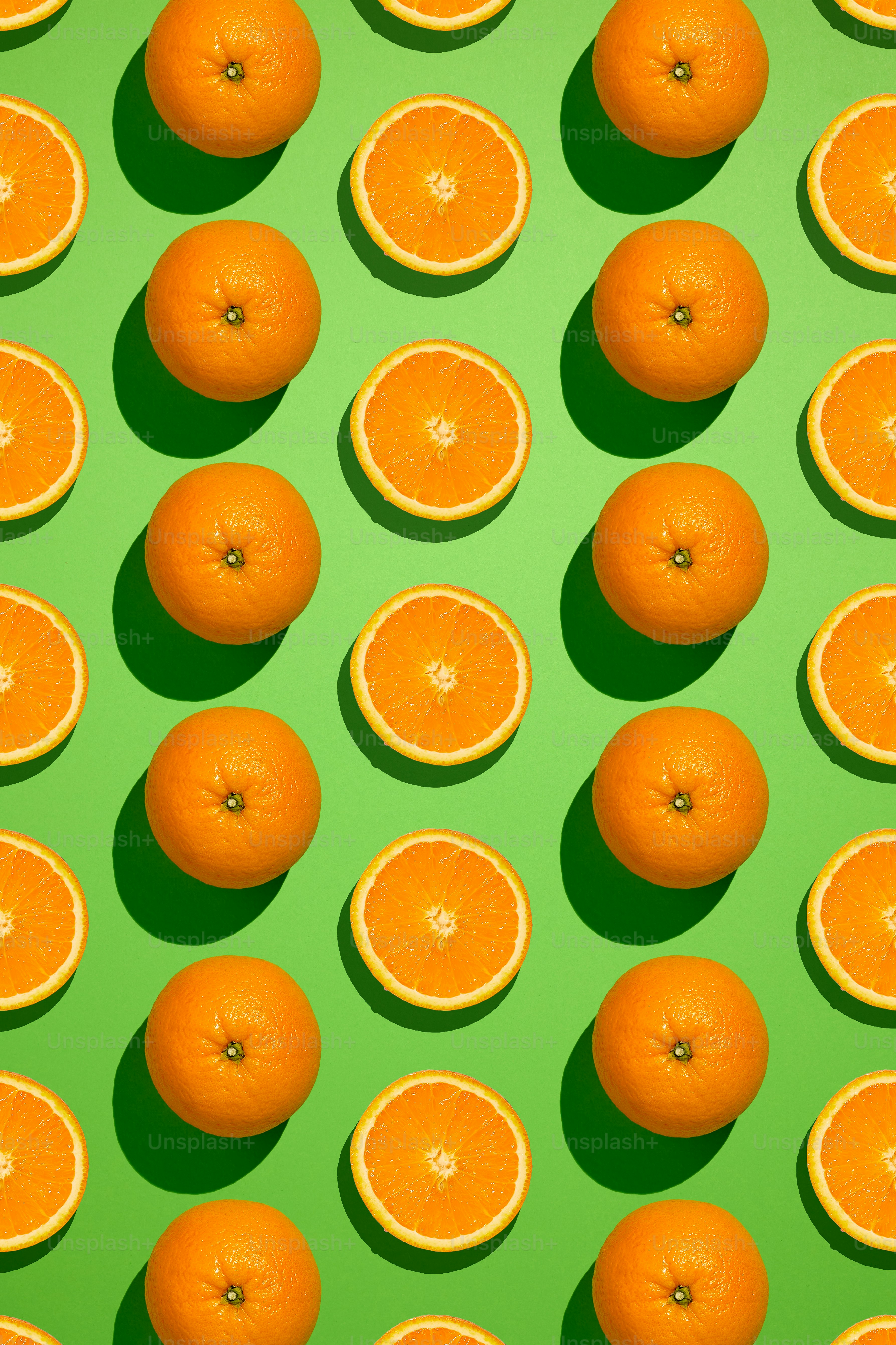 オレンジとオレンジの半分が緑の背景に配置されています。の写真 – Unsplashのパターンの画像, image size:3000x4501