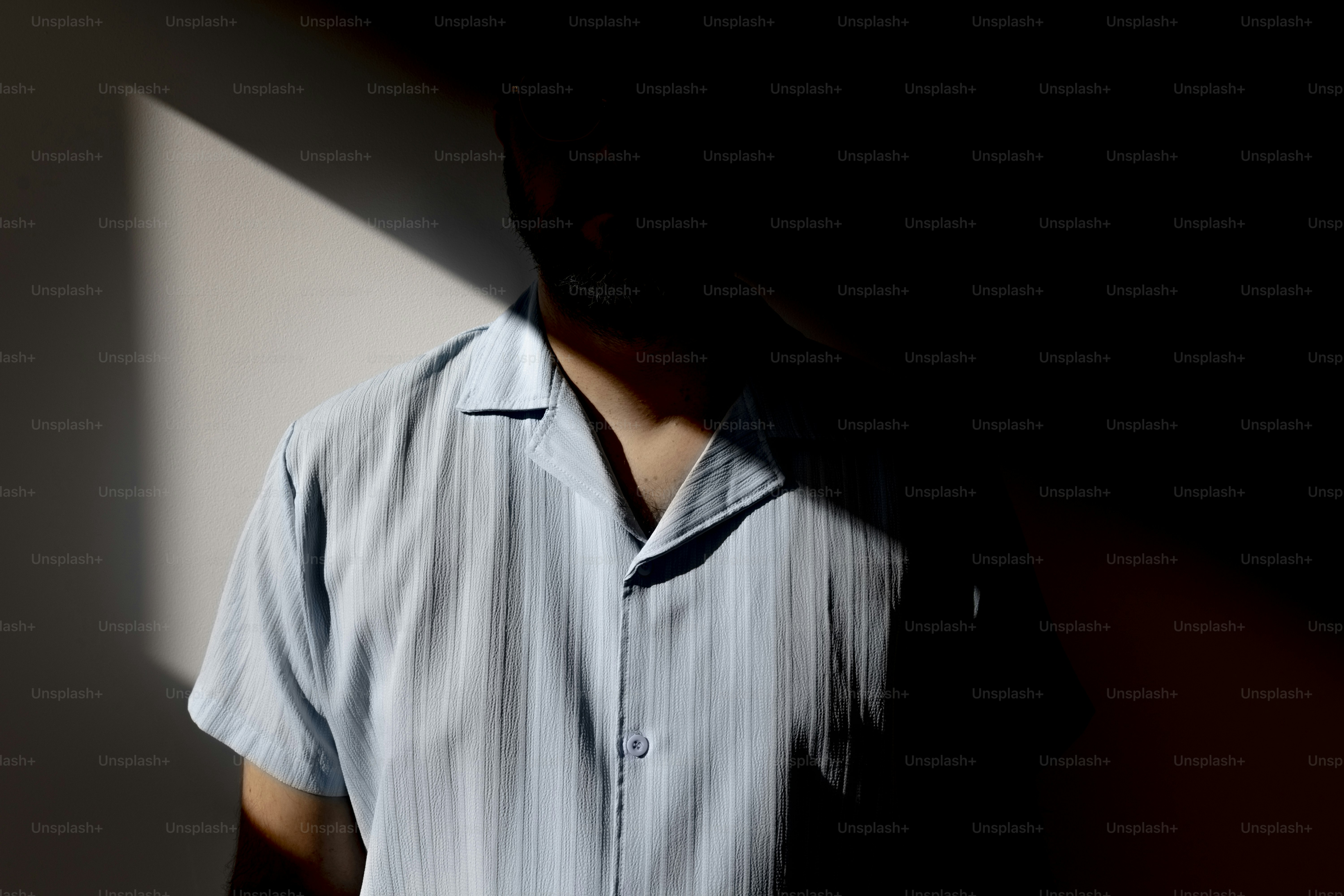 Une personne est dans l’ombre et la lumière.