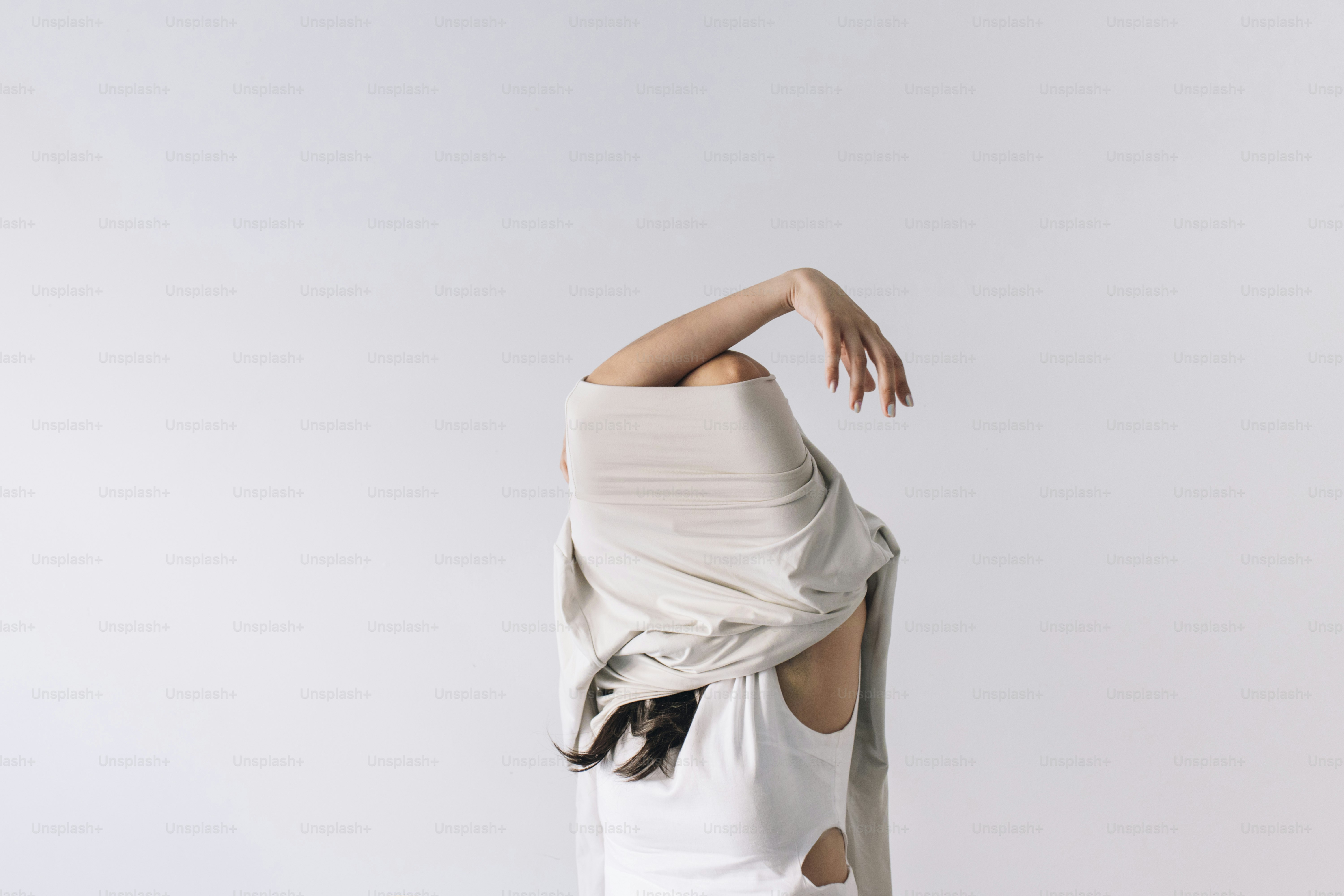 Une femme avec les bras couverts.