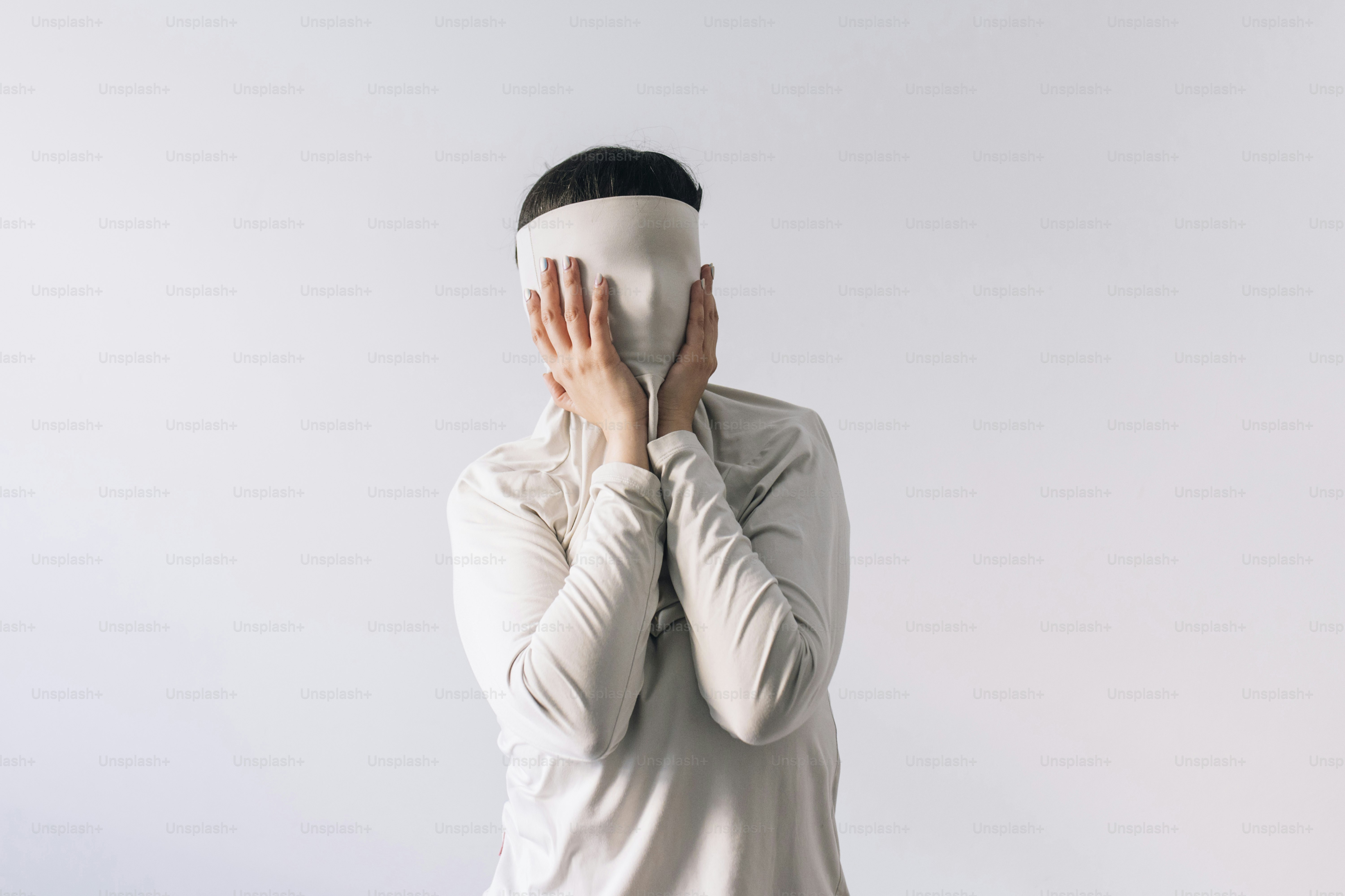 Une personne se couvre le visage avec un tissu.