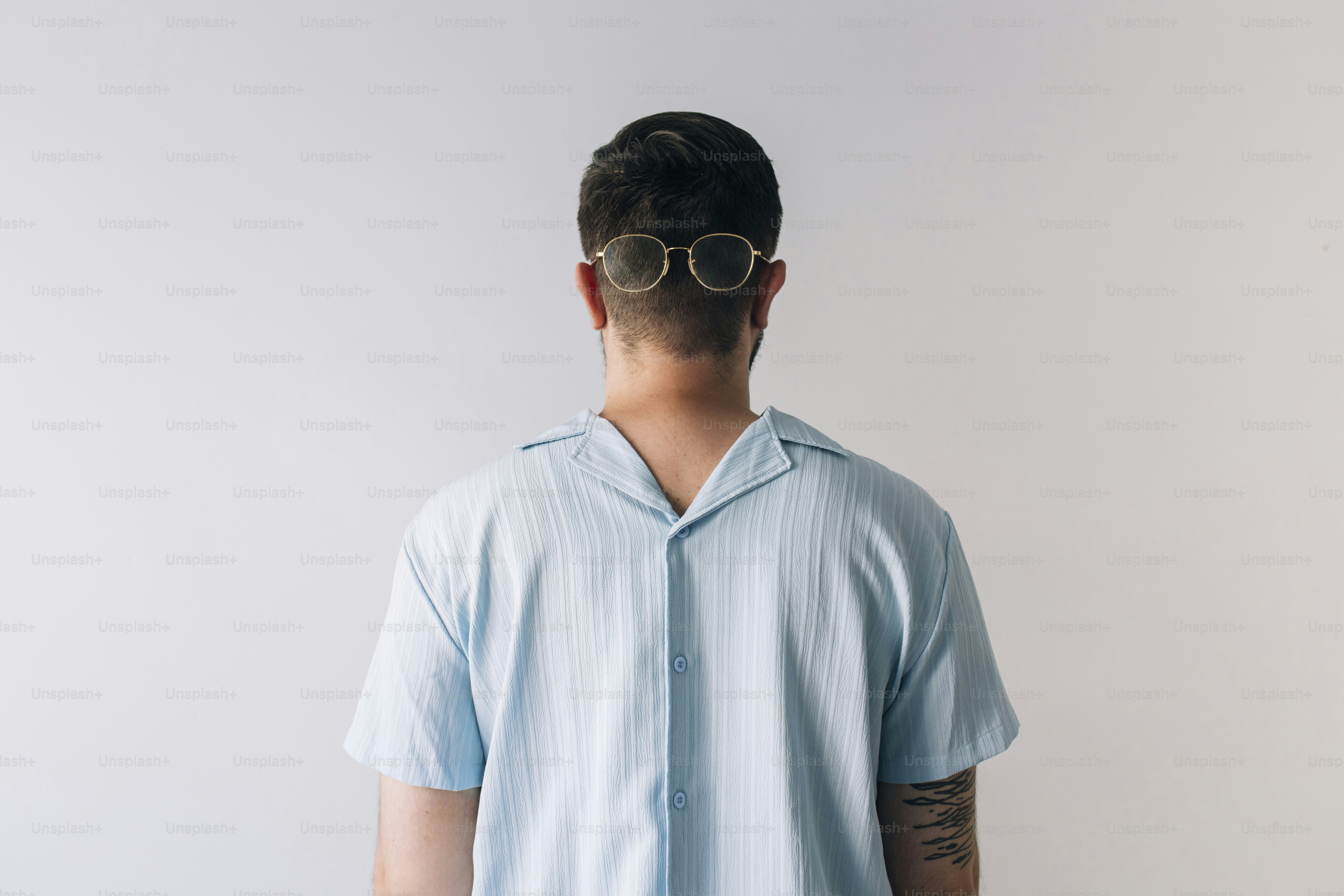 Un homme avec des lunettes à l’arrière de la tête.