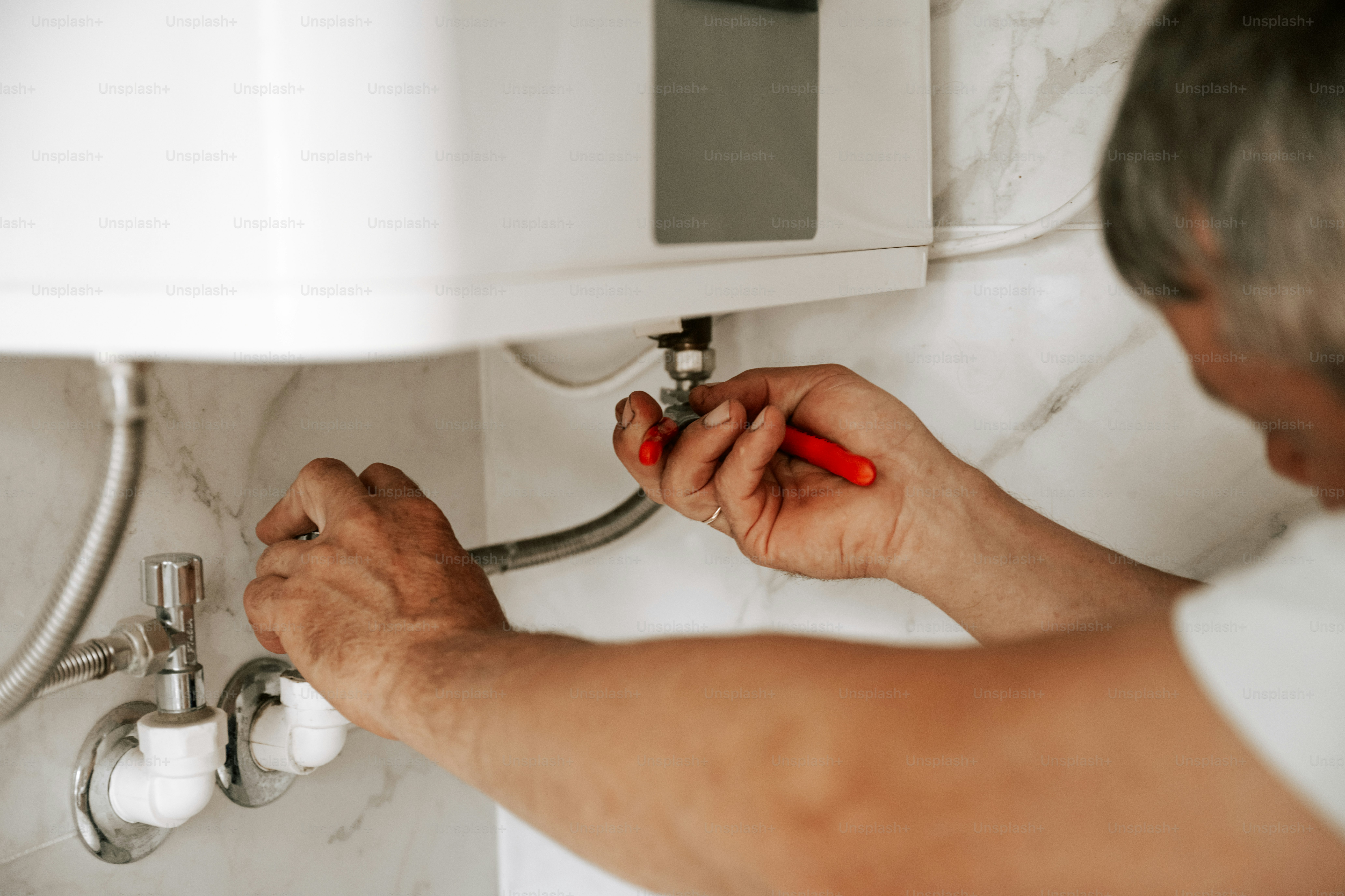 Pengecekan instalasi pemipaan water heater Ariston