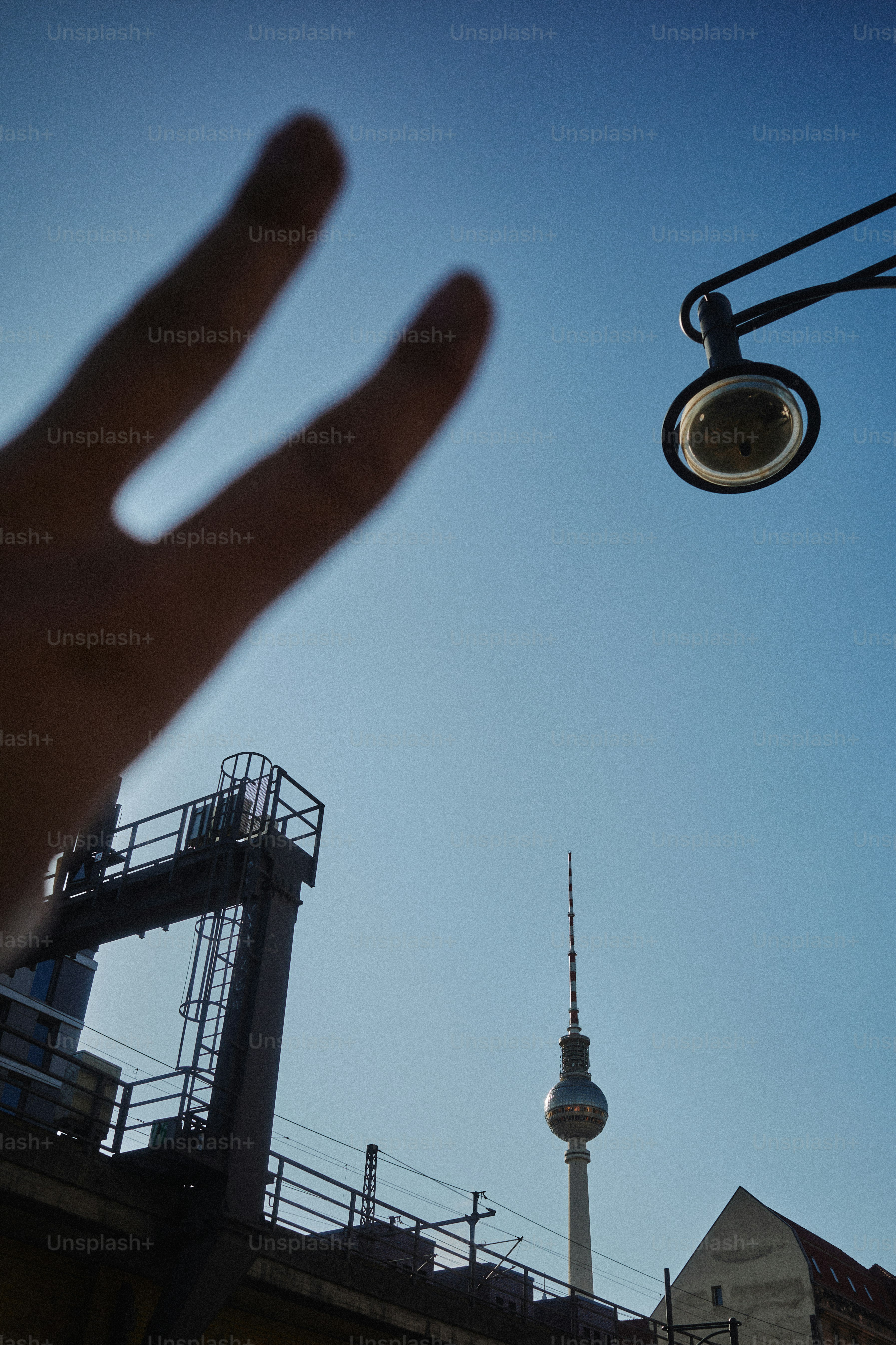 Sinal de paz em frente à torre de TV de Berlim.