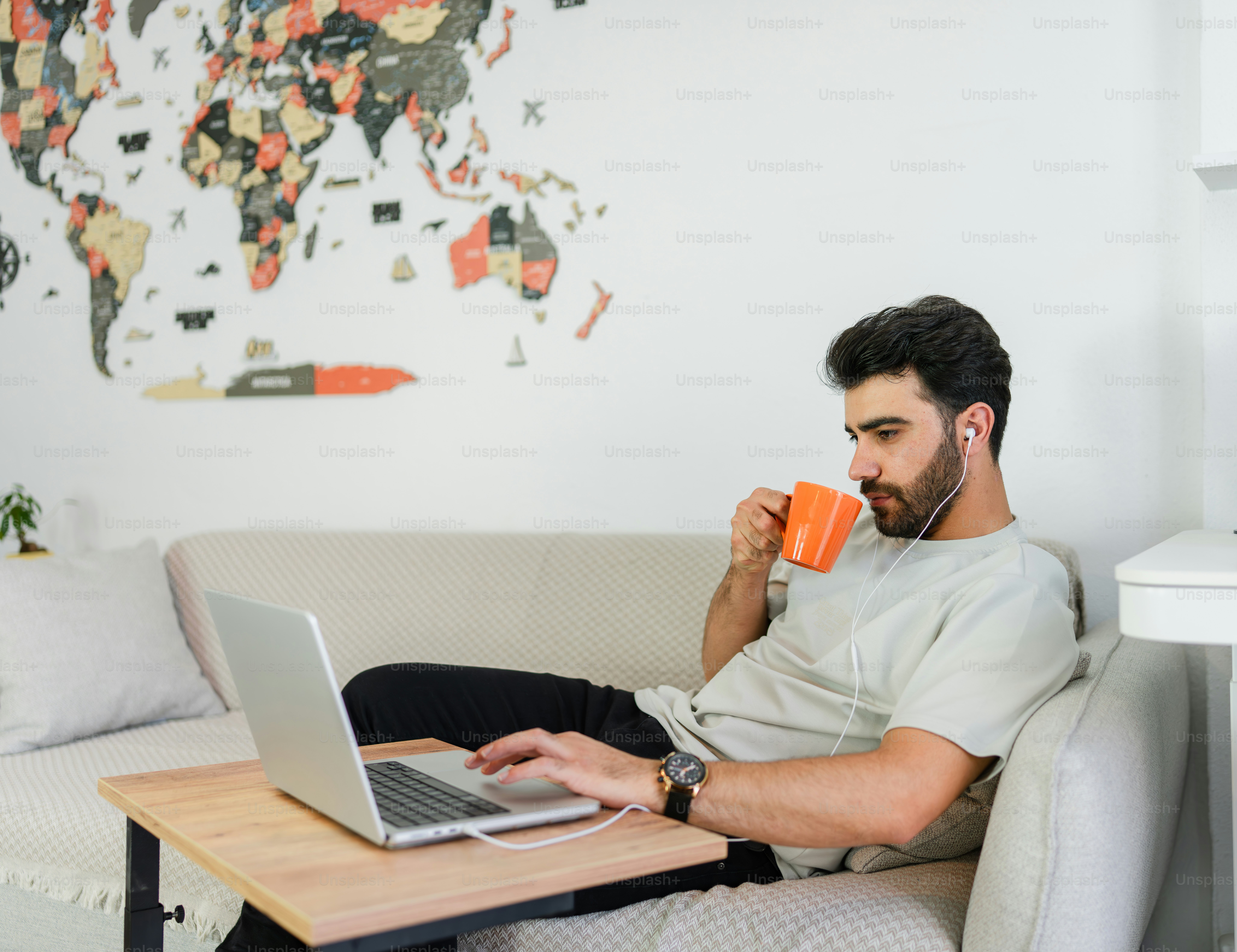 L’homme travaille sur un ordinateur portable tout en buvant du café.