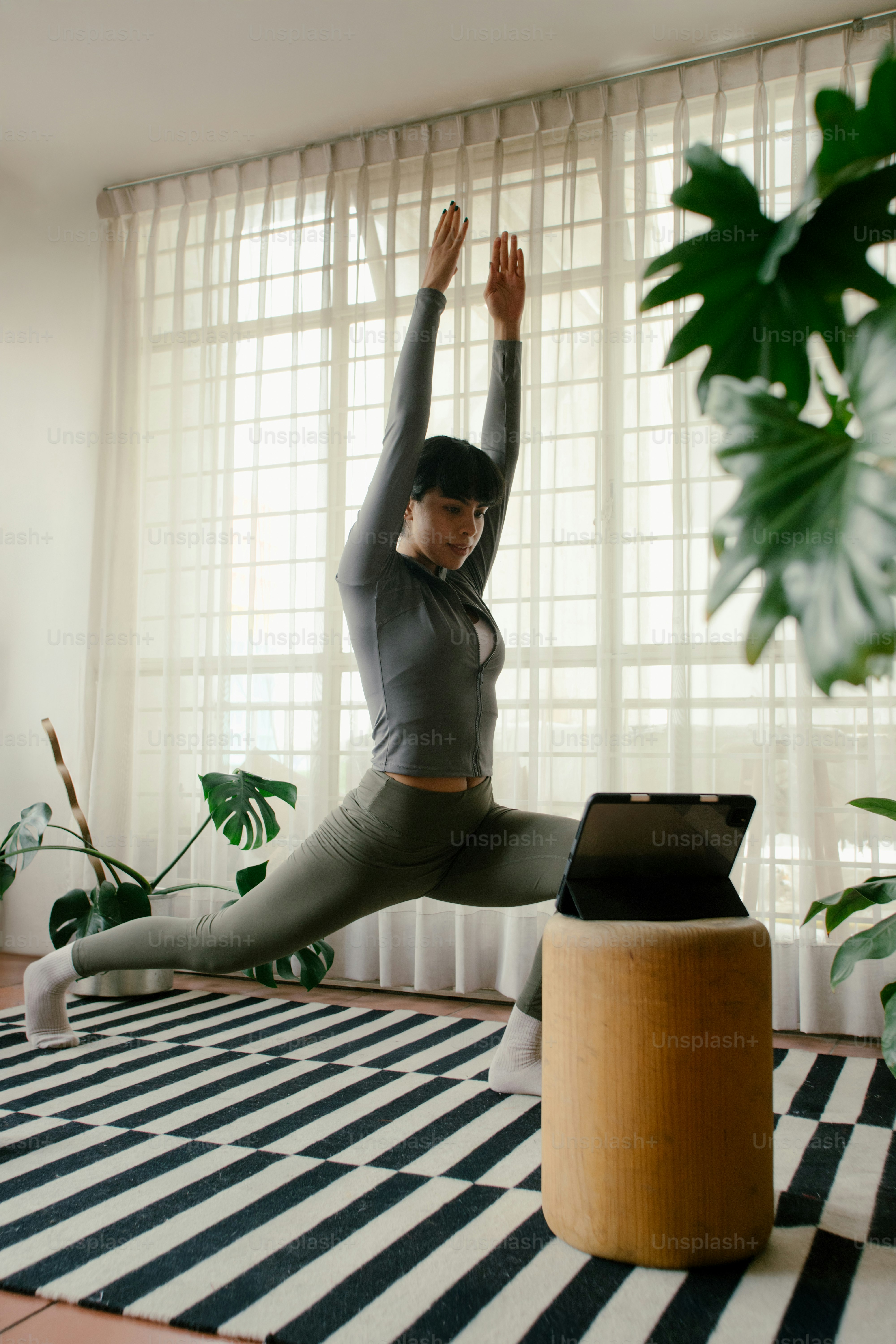 Pekerja digital mengatur jadwal harian di meja kerja minimalis dengan suasana tenang untuk membangun rutinitas kerja yang sehat