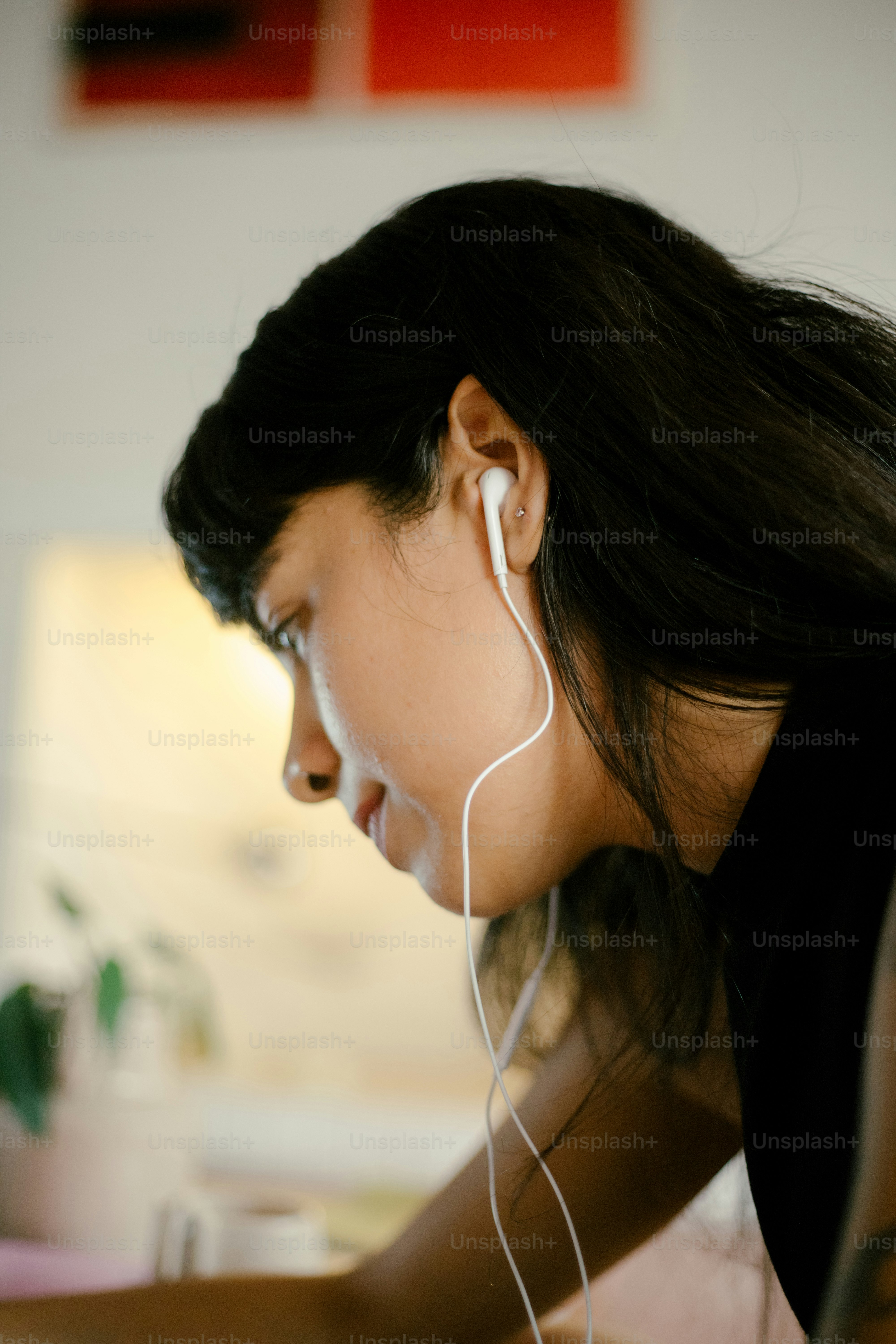 Mujer escucha música con los auriculares puestos.