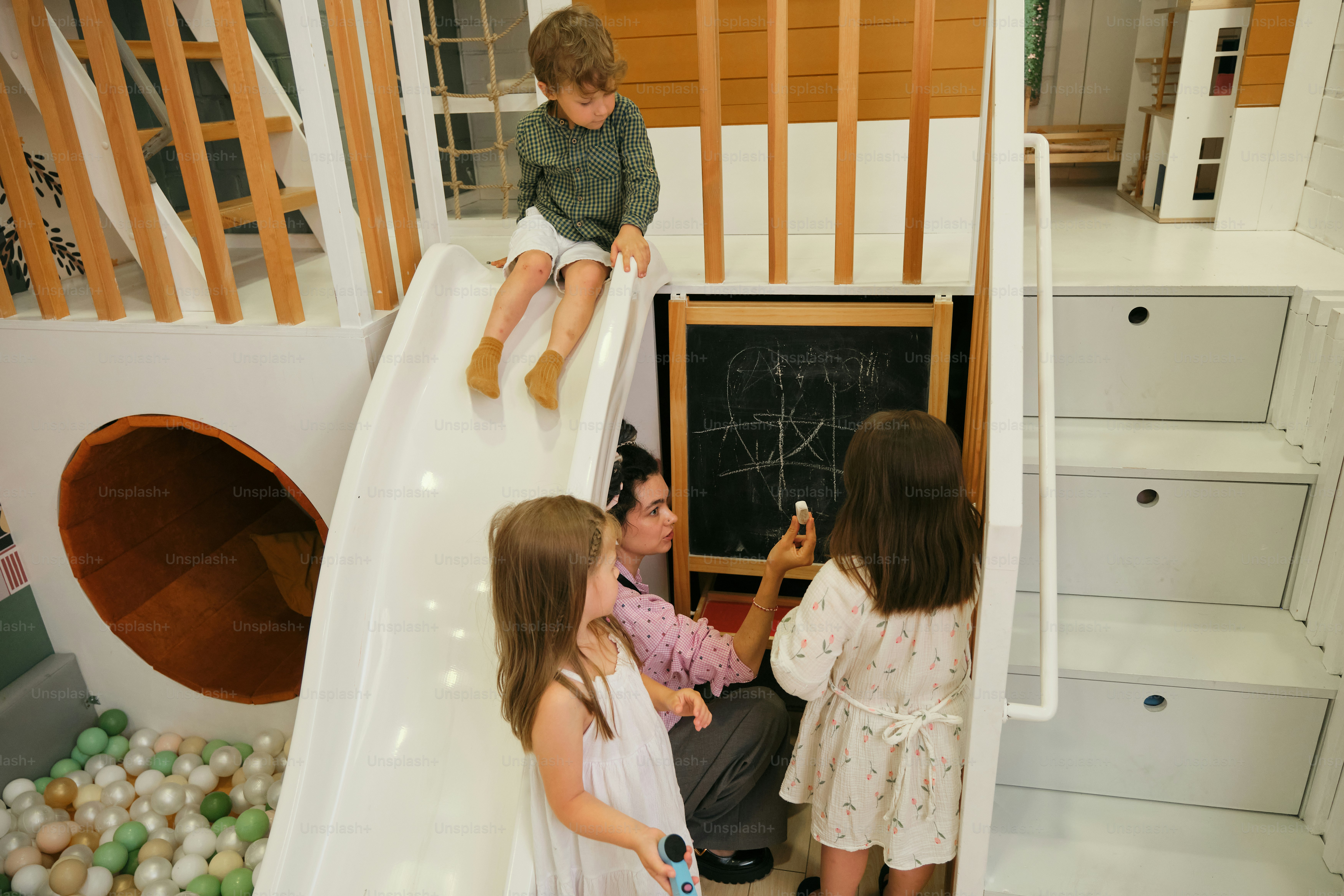 Kinder spielen und lernen in einem kreativen Spielbereich.