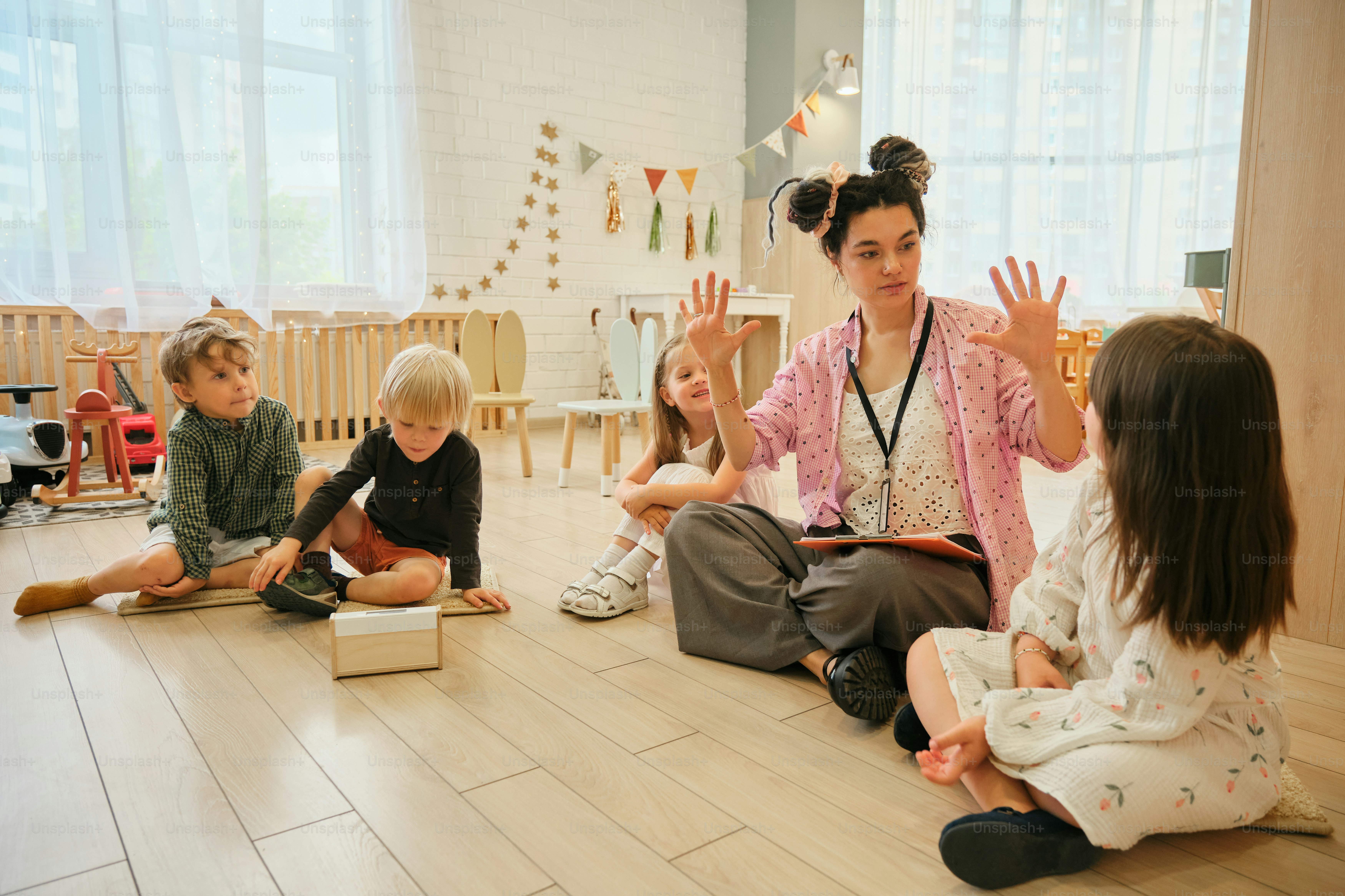 Der Lehrer unterrichtet Kinder in einem Klassenzimmer.
