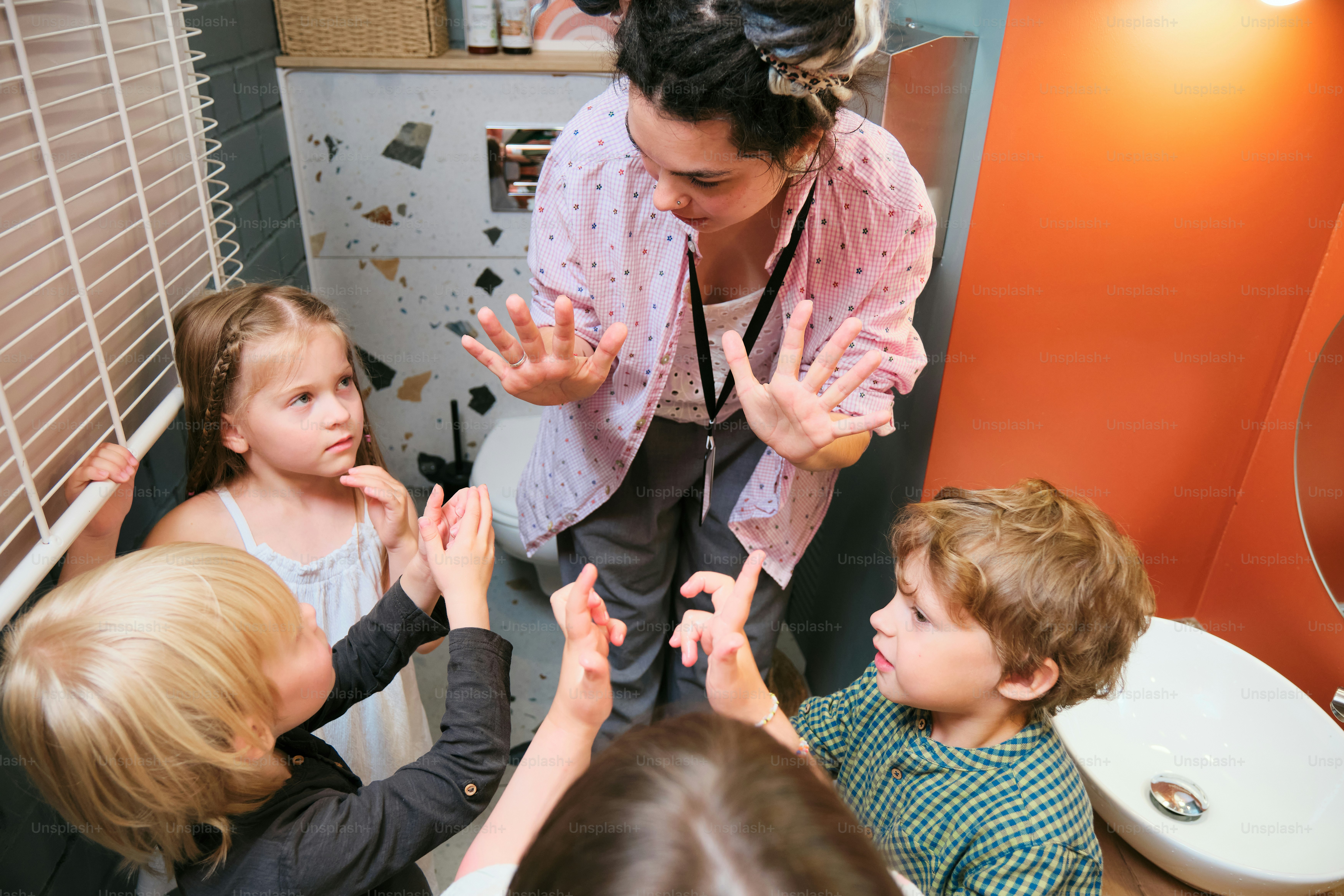 Eine Lehrerin zeigt den Kindern ein Zählspiel.