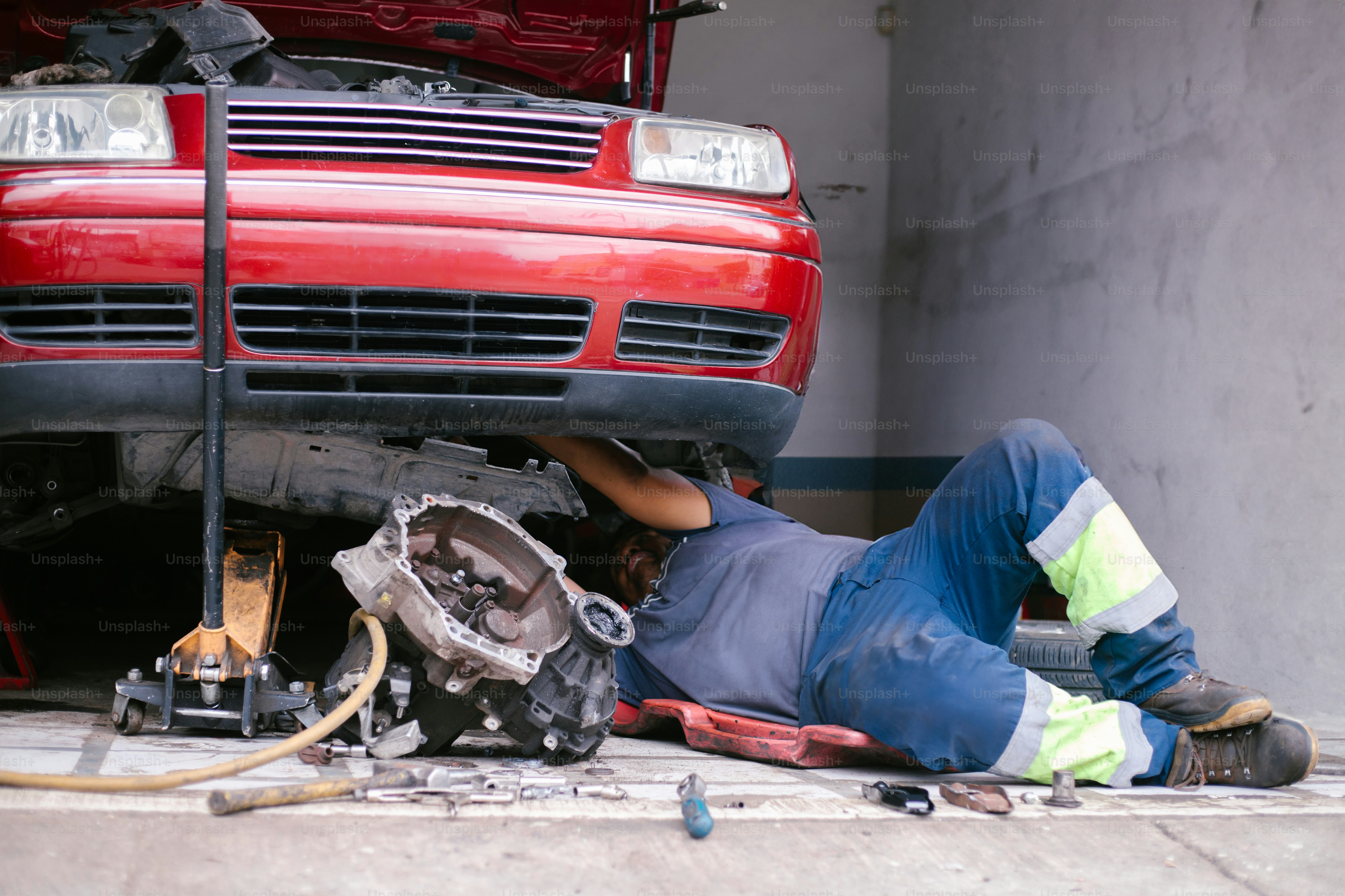 premium_photo-1750828974183-d79c7fb1ac7e?ixid=M3wxMjA3fDB8MXxzZWFyY2h8MTN8fGNhciUyMGJyZWFrZG93biUyMGluc3VyYW5jZXxlbnwwfHx8fDE3NjEzMDc3OTh8MA\u0026ixlib=rb-4.1.0