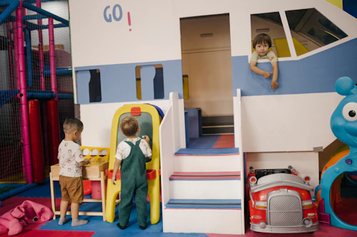 Enfants jouant dans une aire de jeux intérieure colorée