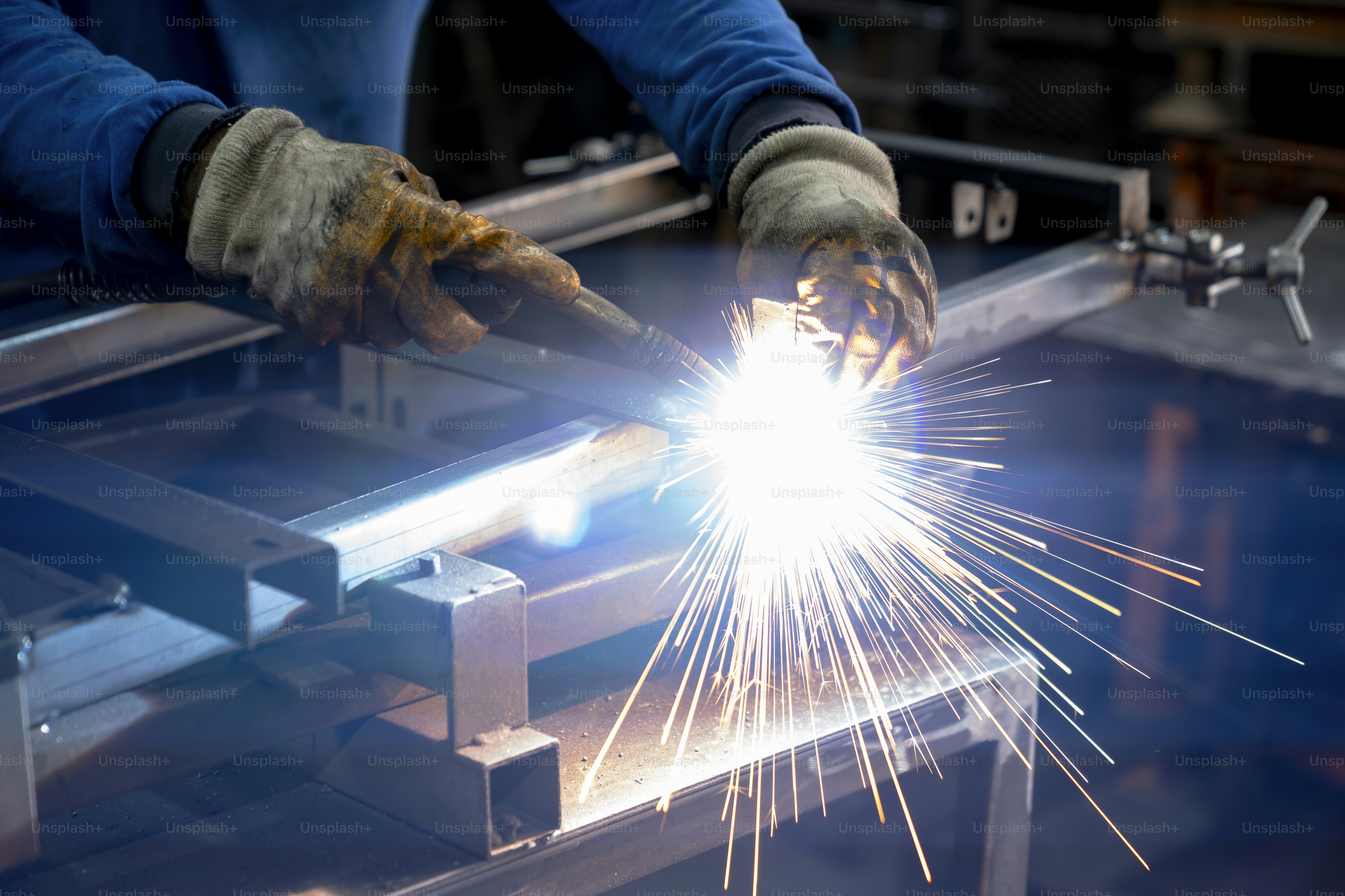 Um soldador está trabalhando em uma estrutura de metal.