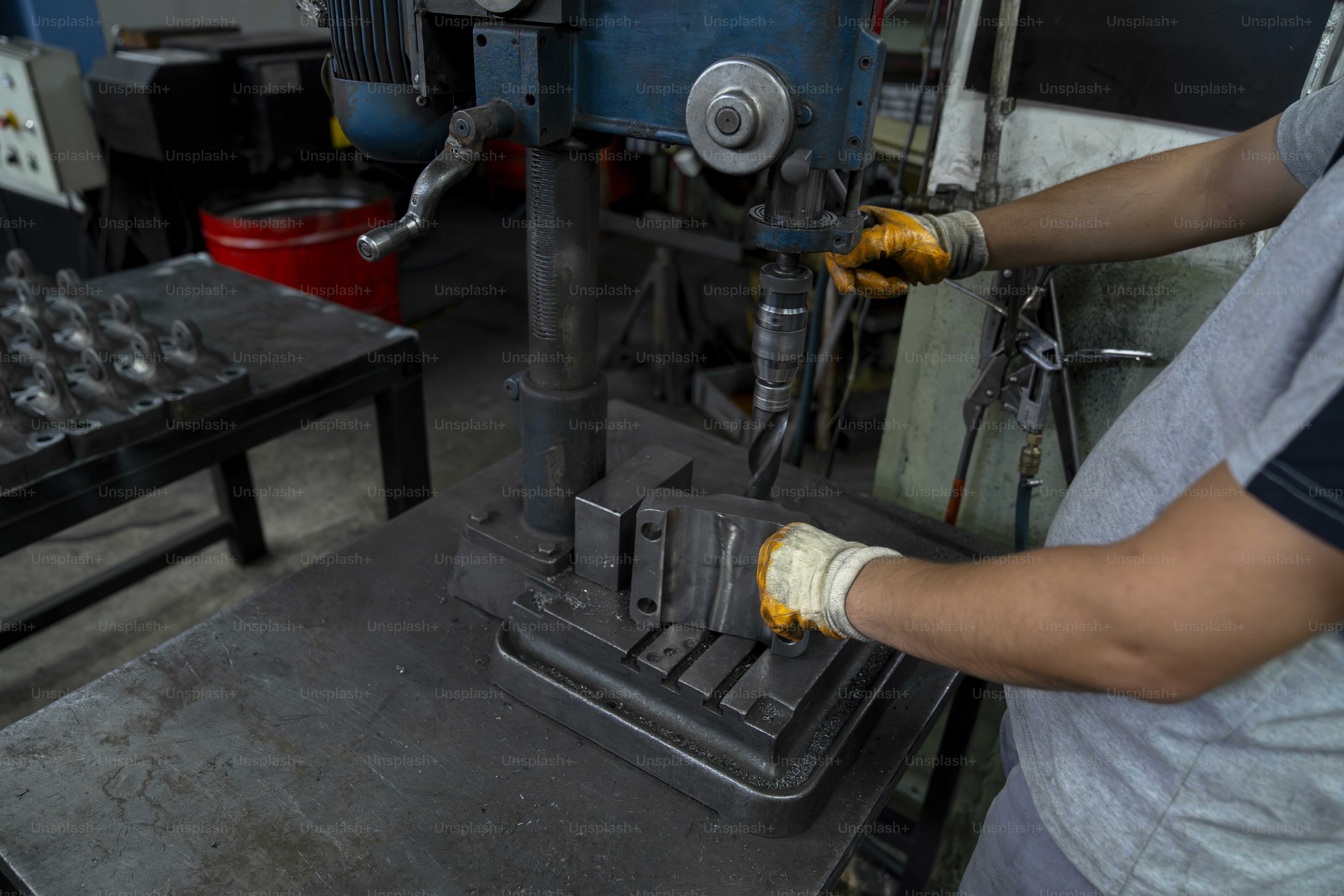 Uma pessoa está usando uma furadeira.