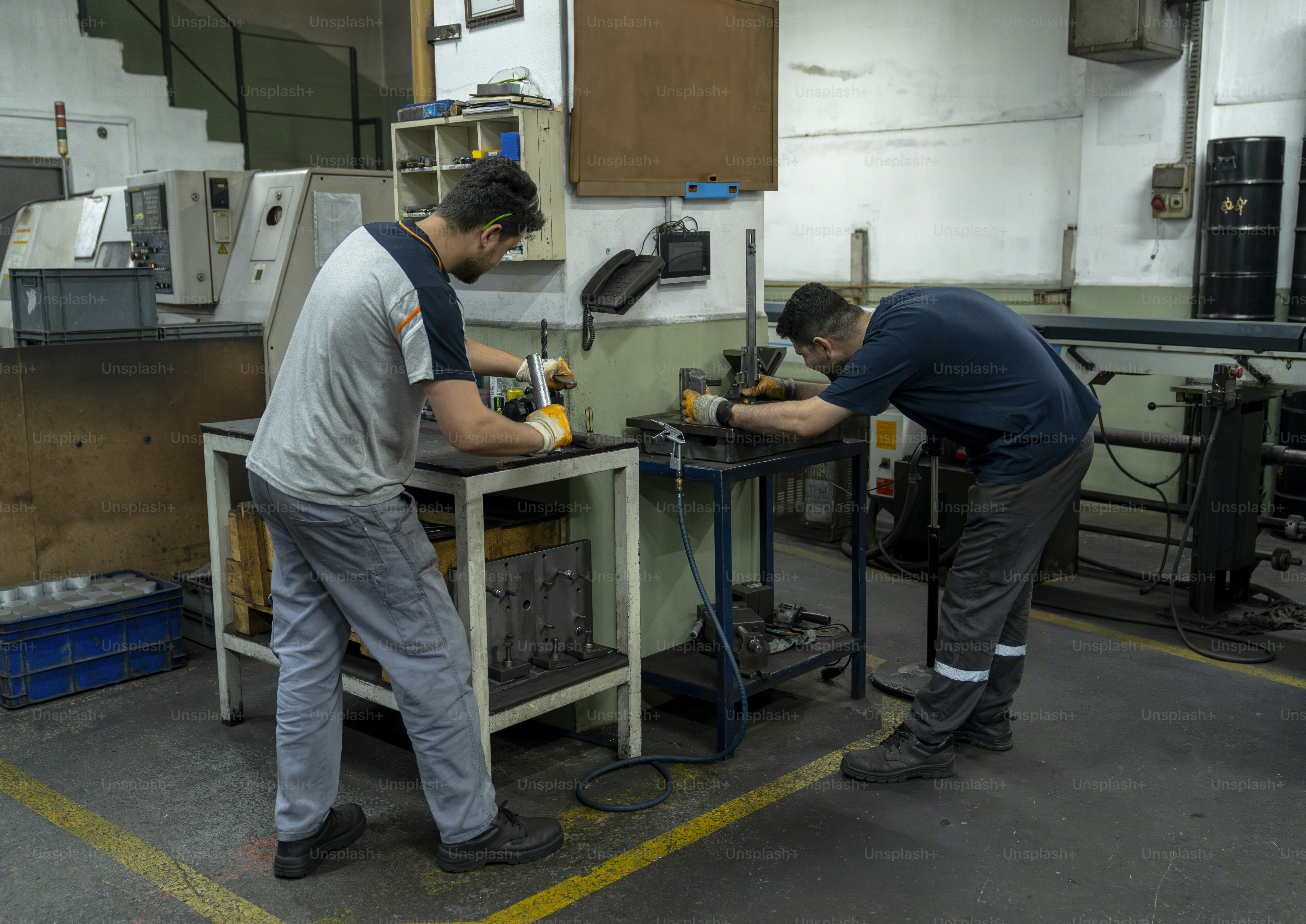 Os trabalhadores trabalham em um ambiente de fábrica.
