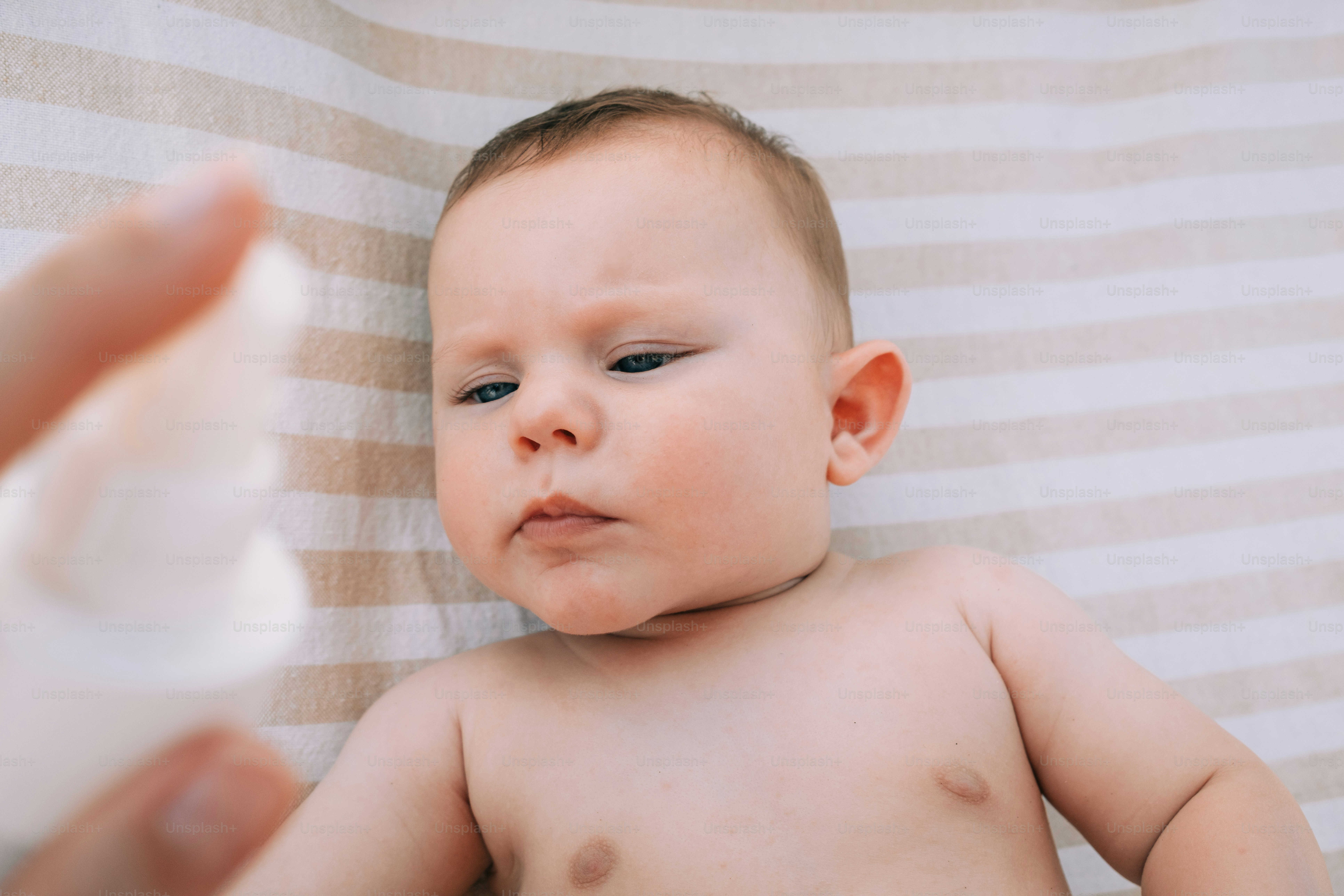 Il bambino sembra scontento dello spray diretto contro di loro.