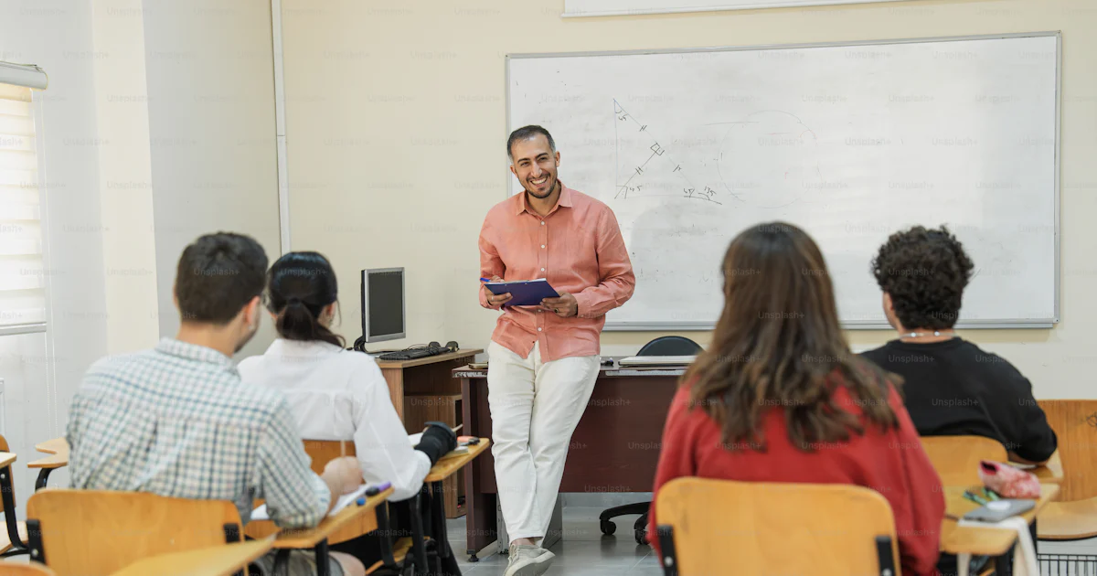 Un enseignant donne des cours à des étudiants dans une salle de classe ...