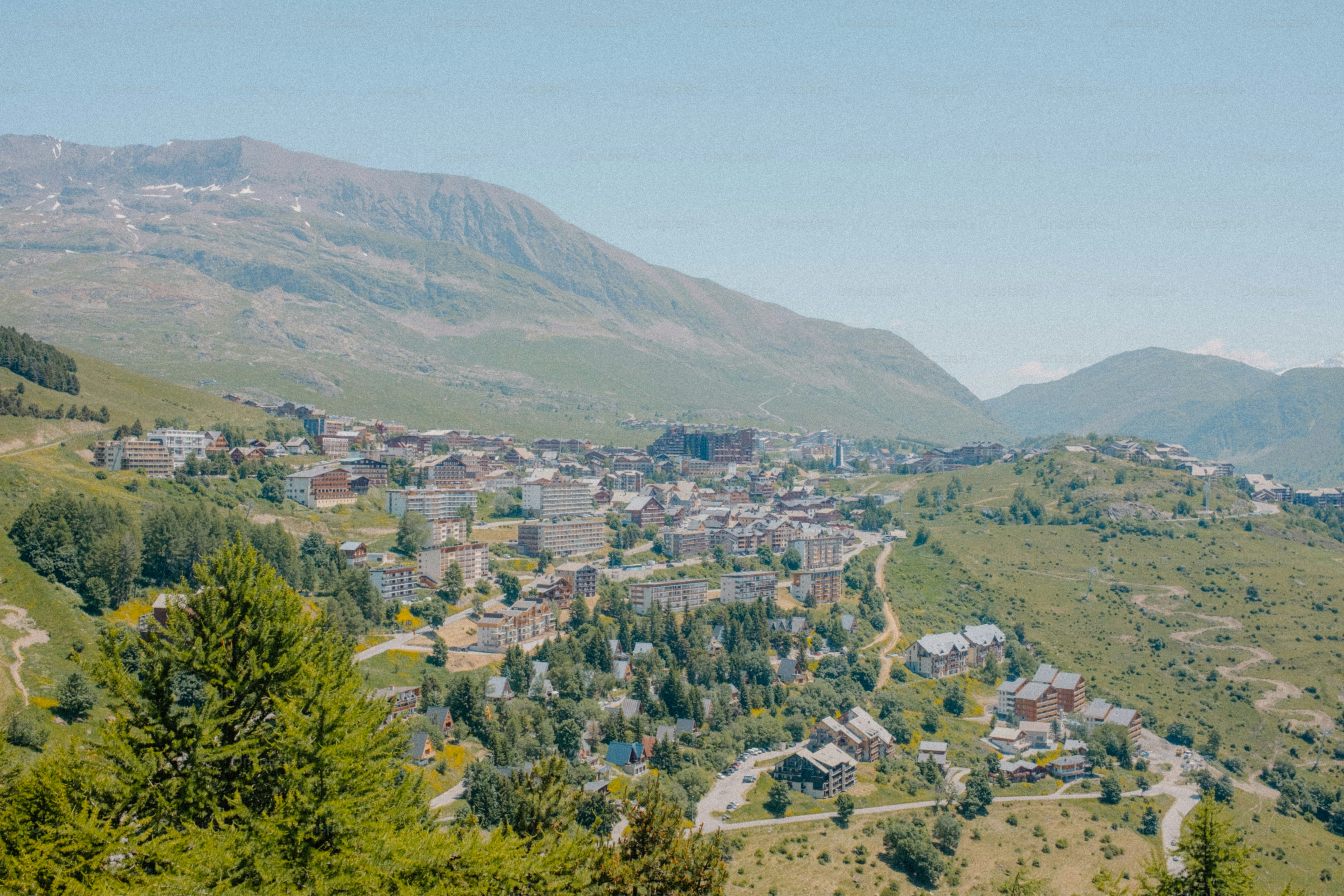 Una vista panorámica de un pueblo de montaña.