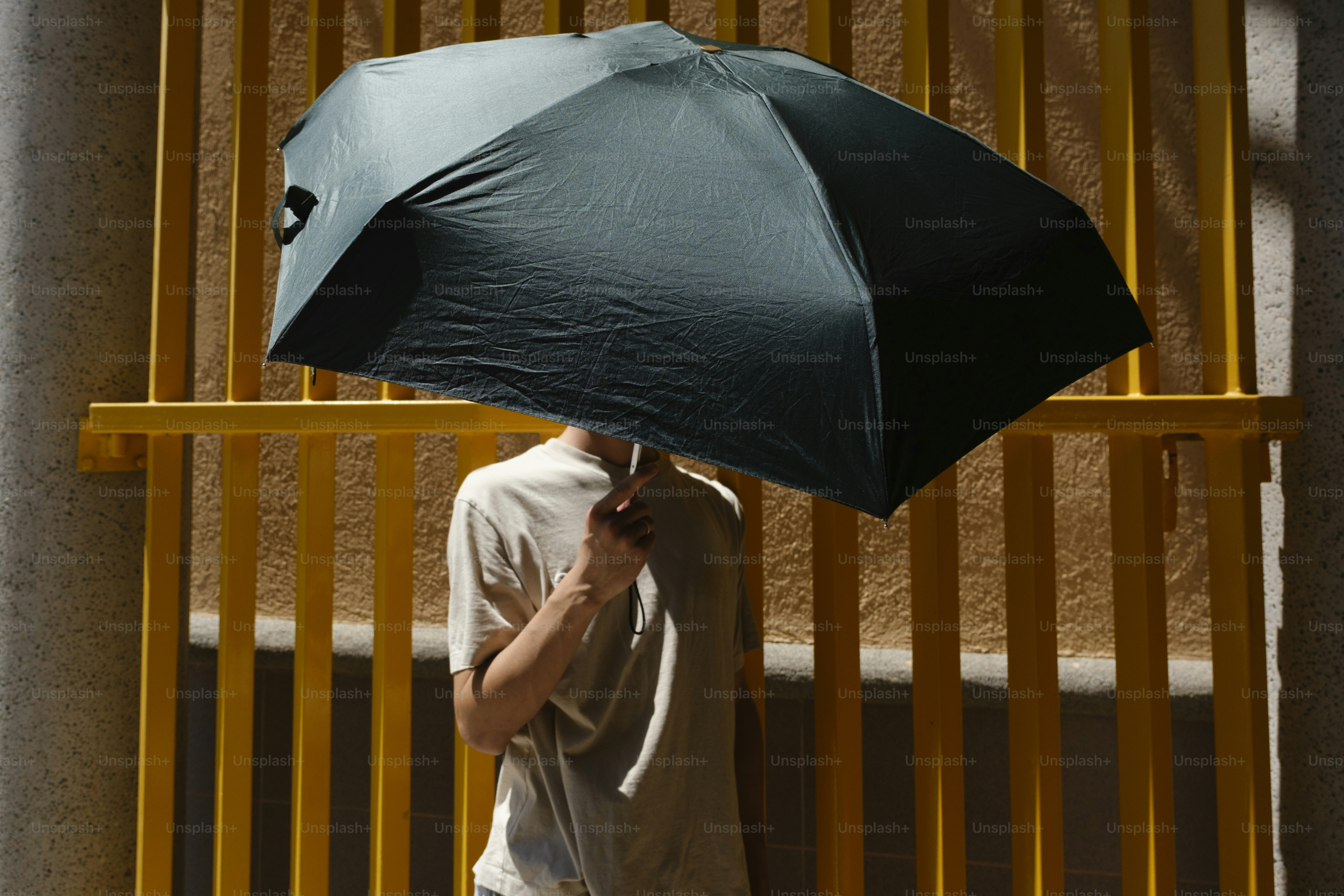 人は傘を持っています。