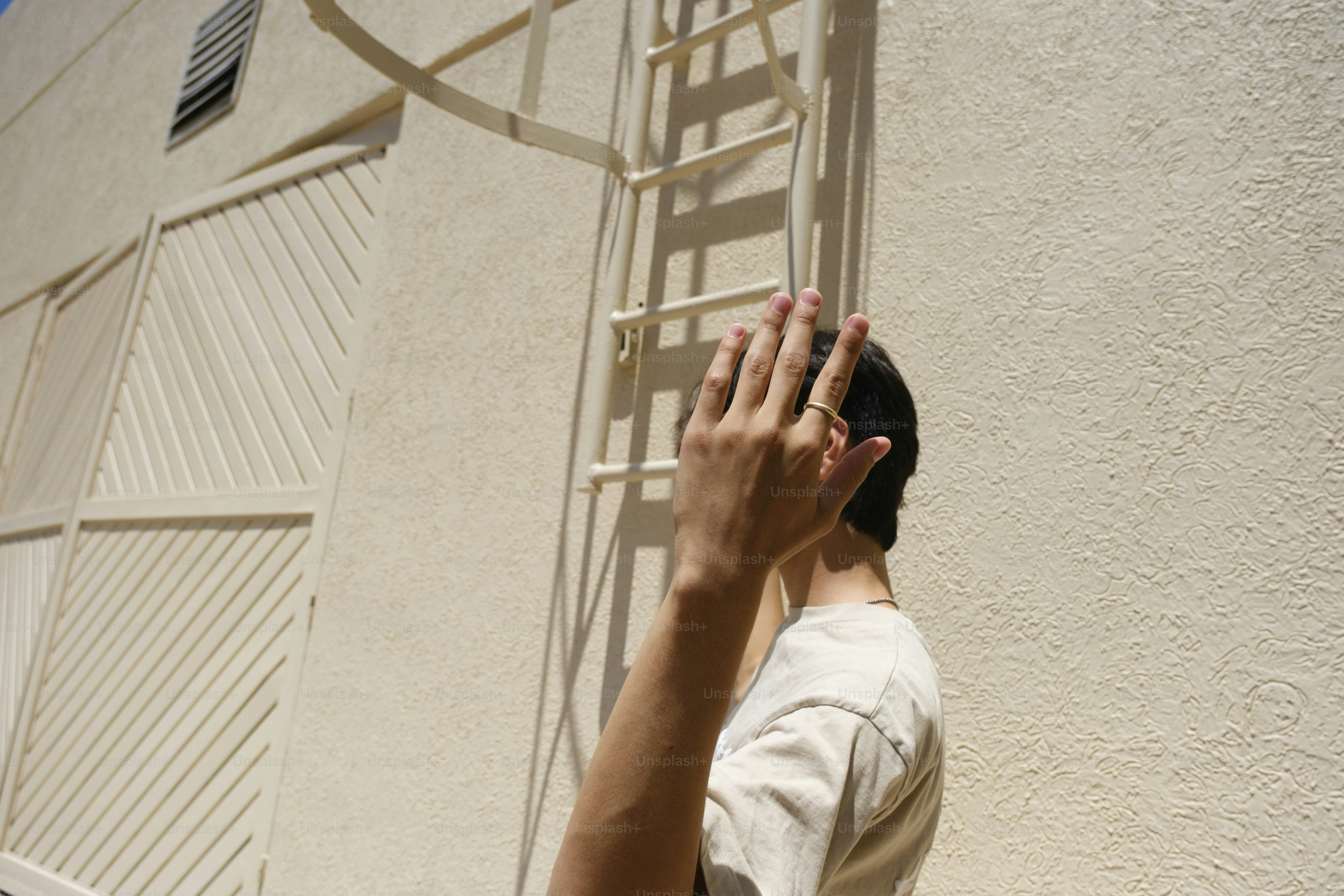 人は日光から目を保護しています。