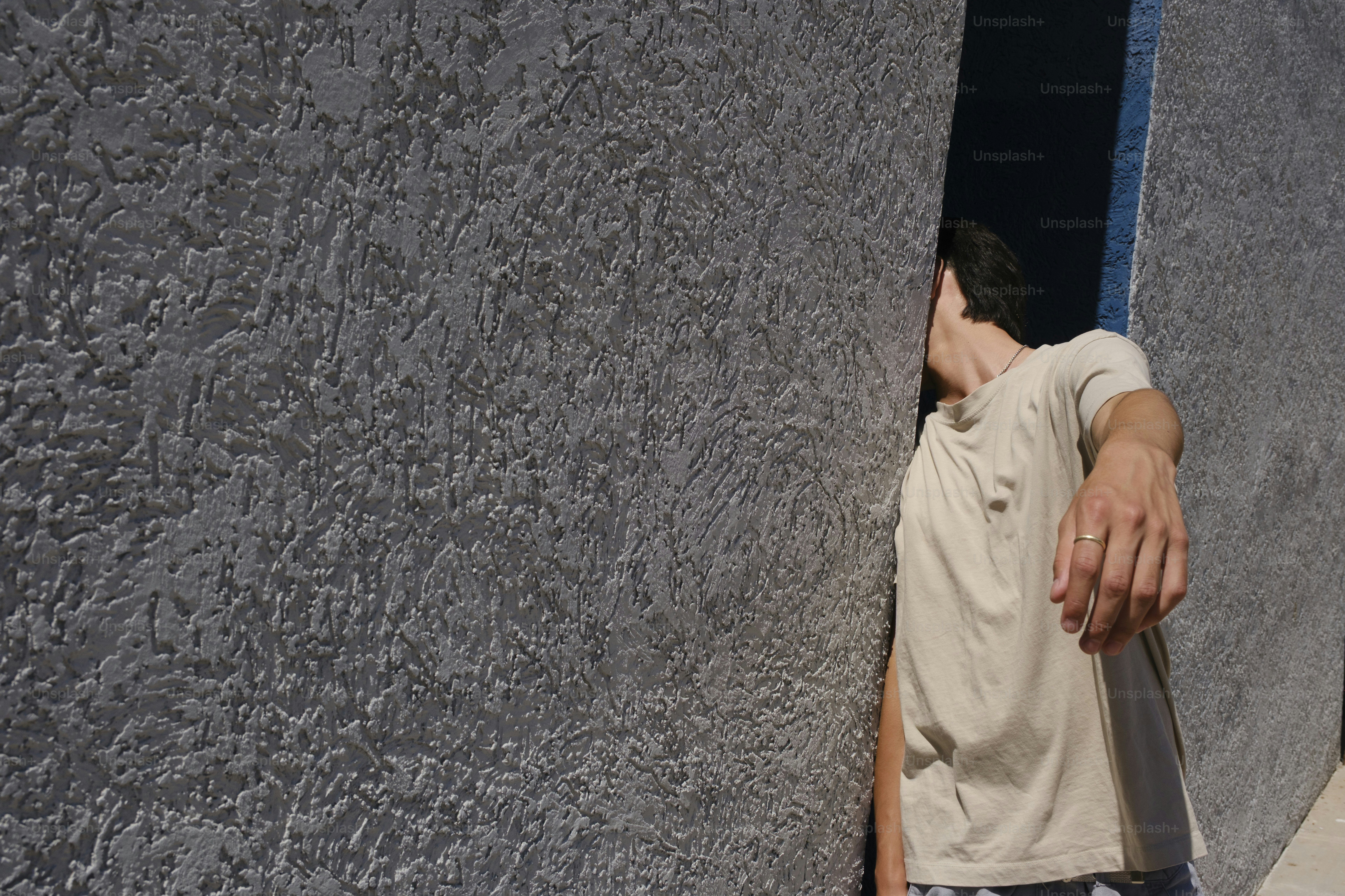 男は壁の間の狭い開口部から覗き込みます。