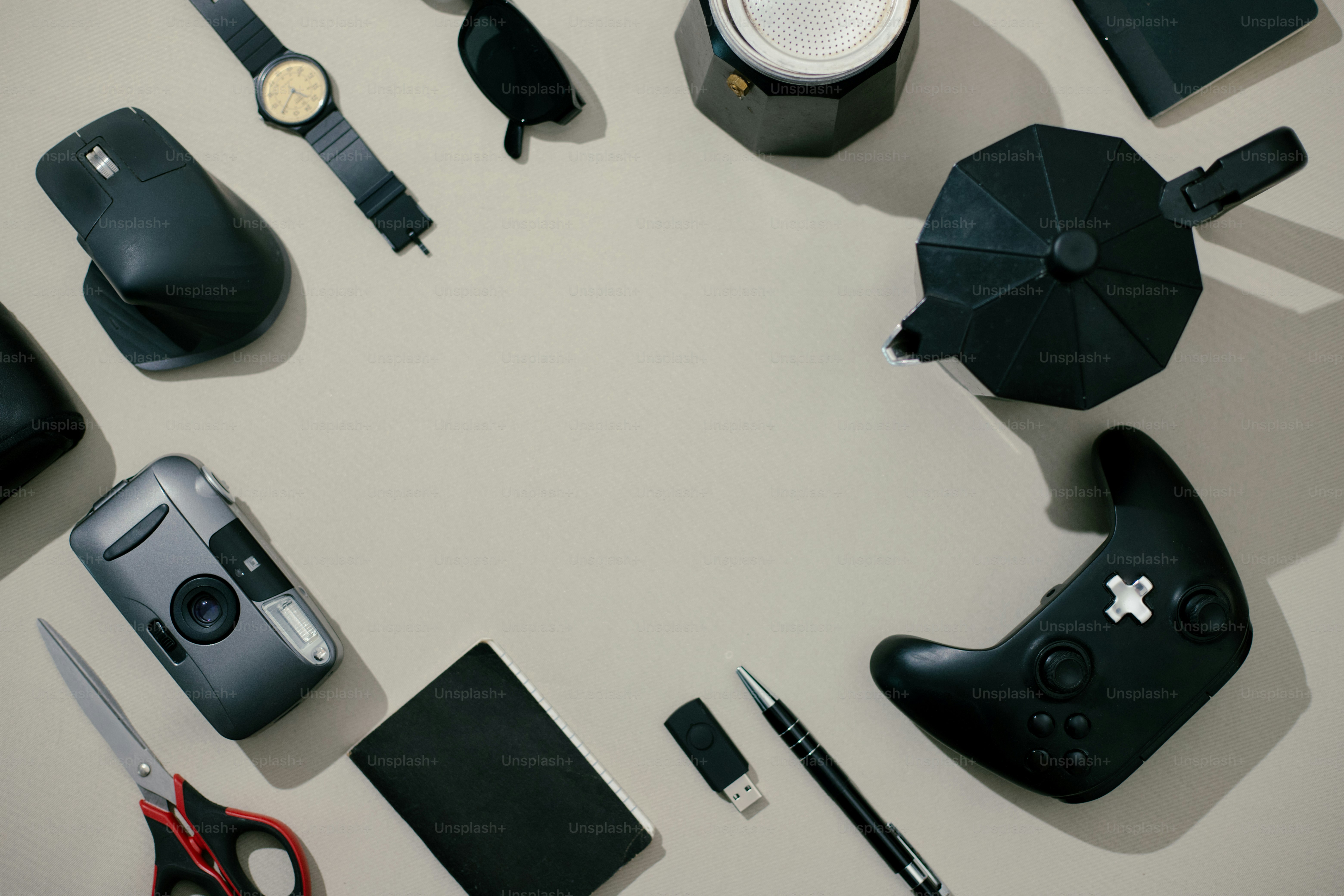 Auf einem Tisch sind verschiedene schwarze Accessoires arrangiert.