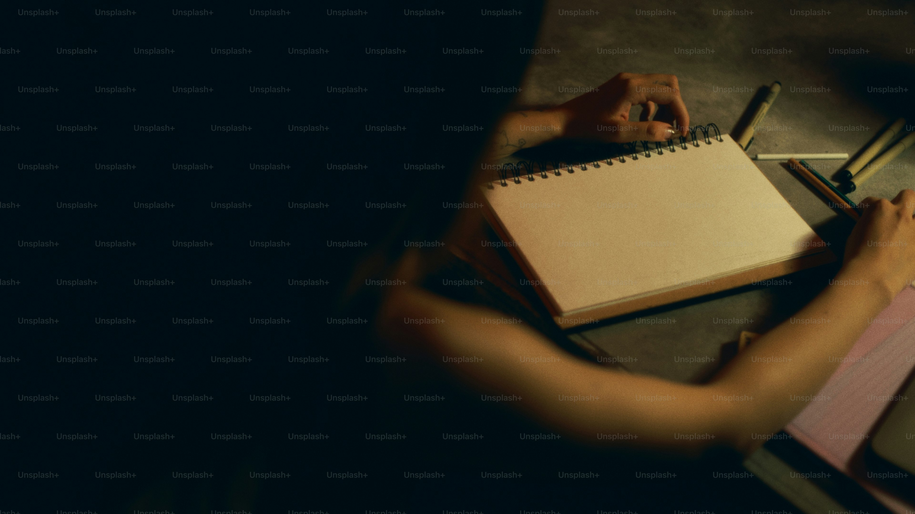 میز پر کھلی ہوئی سیاہ ڈائری، اردگرد جلی ہوئی موم بتیاں،
اور ہوا میں پھیلا ہوا کاغذوں کا ہلکا سا شور۔