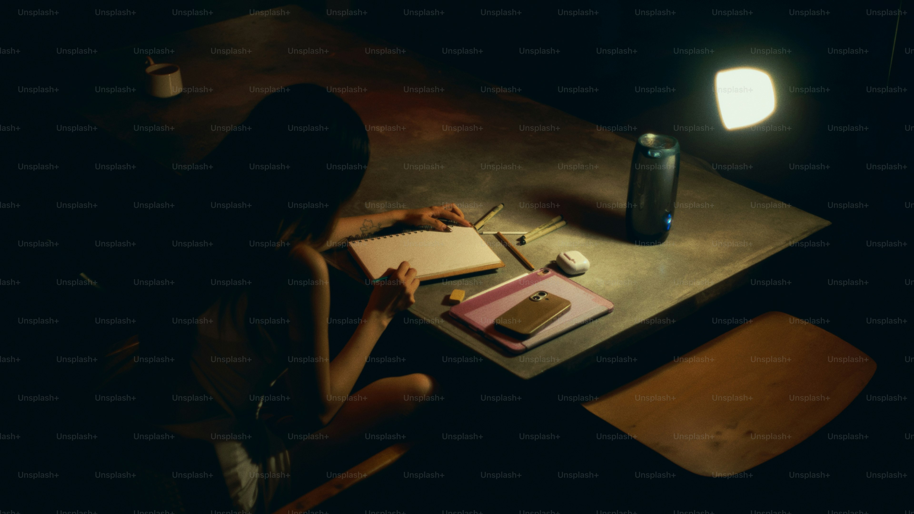 ایک کمرہ، آدھی کھلی کھڑکی سے چاندنی اندر آ رہی ہے، اور ایک میز پر کھلی ہوئی ڈائری میں ادھورا جملہ لکھا ہے۔