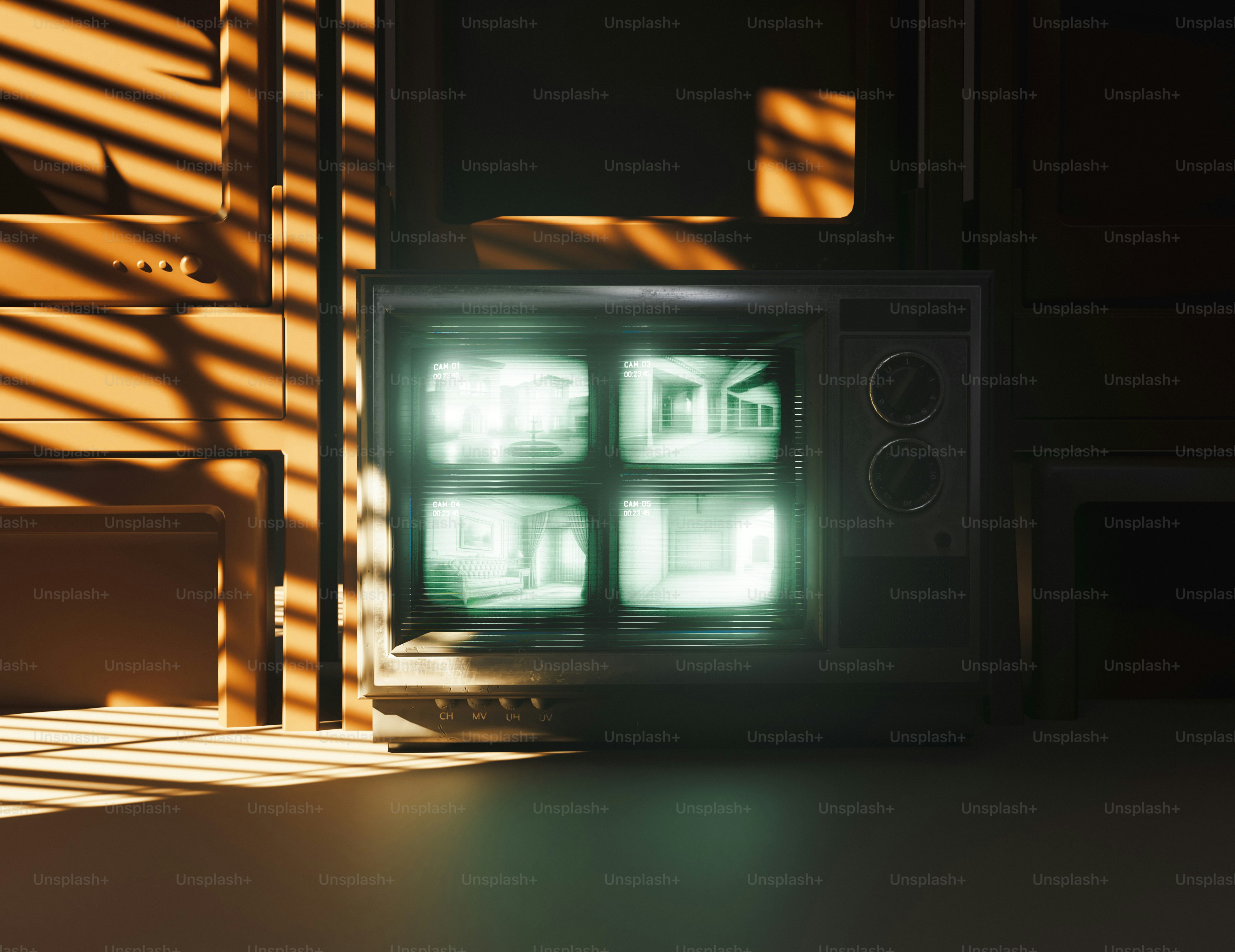 Ein alter Fernseher zeigt Überwachungsaufnahmen in gedämpftem Licht.