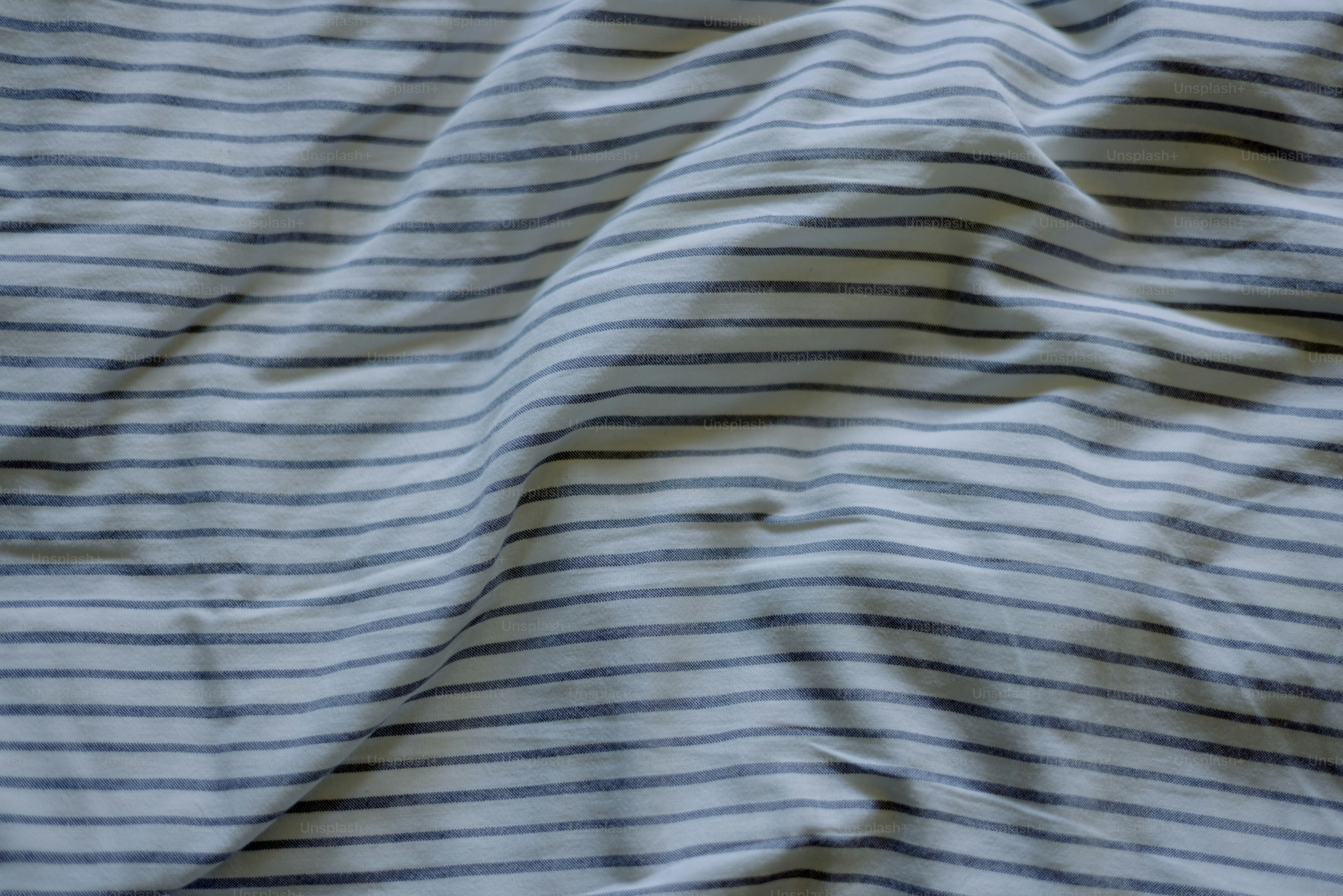 Tissu froissé à rayures bleues horizontales