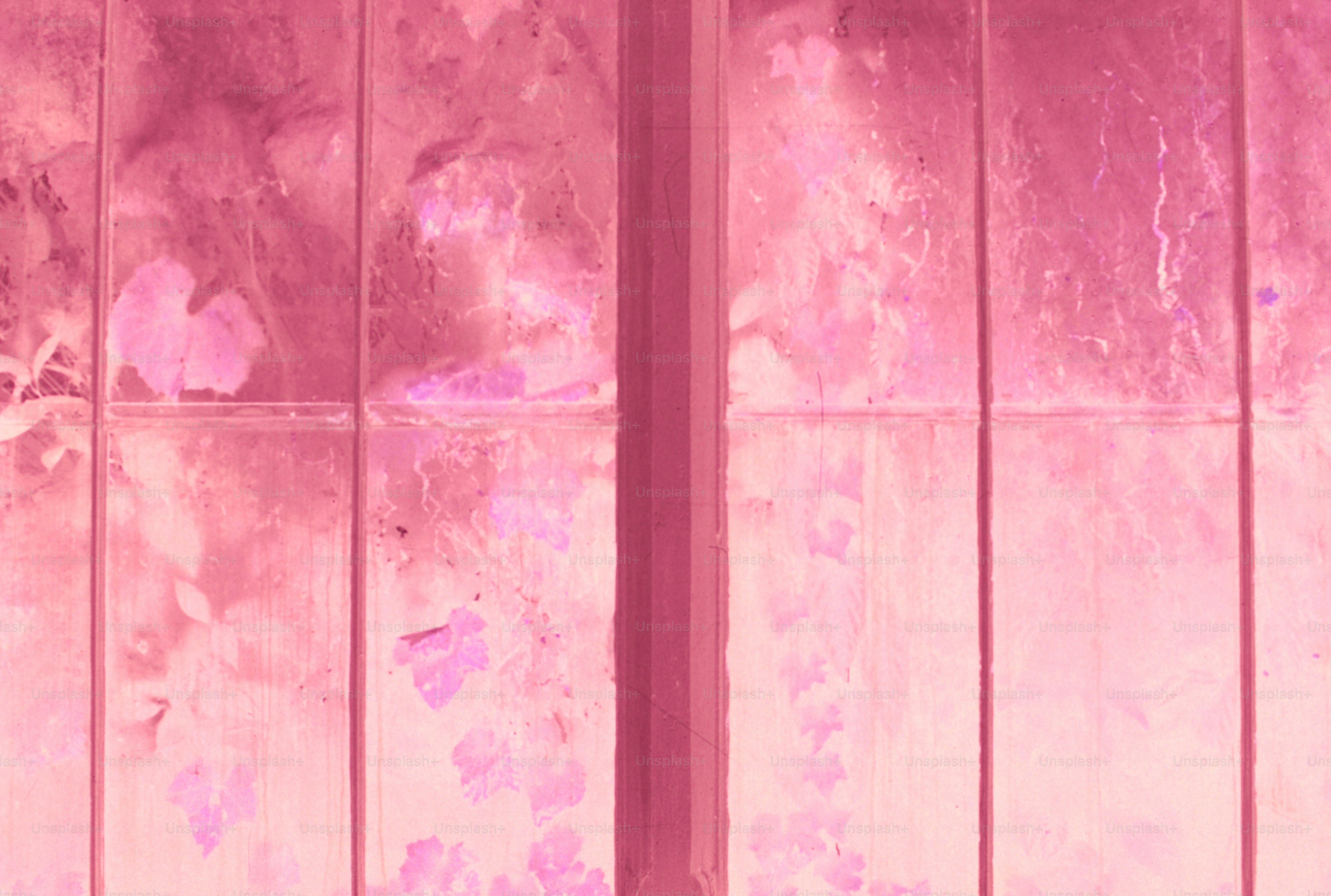 Una superficie tinta di rosa con linee verticali e orizzontali.