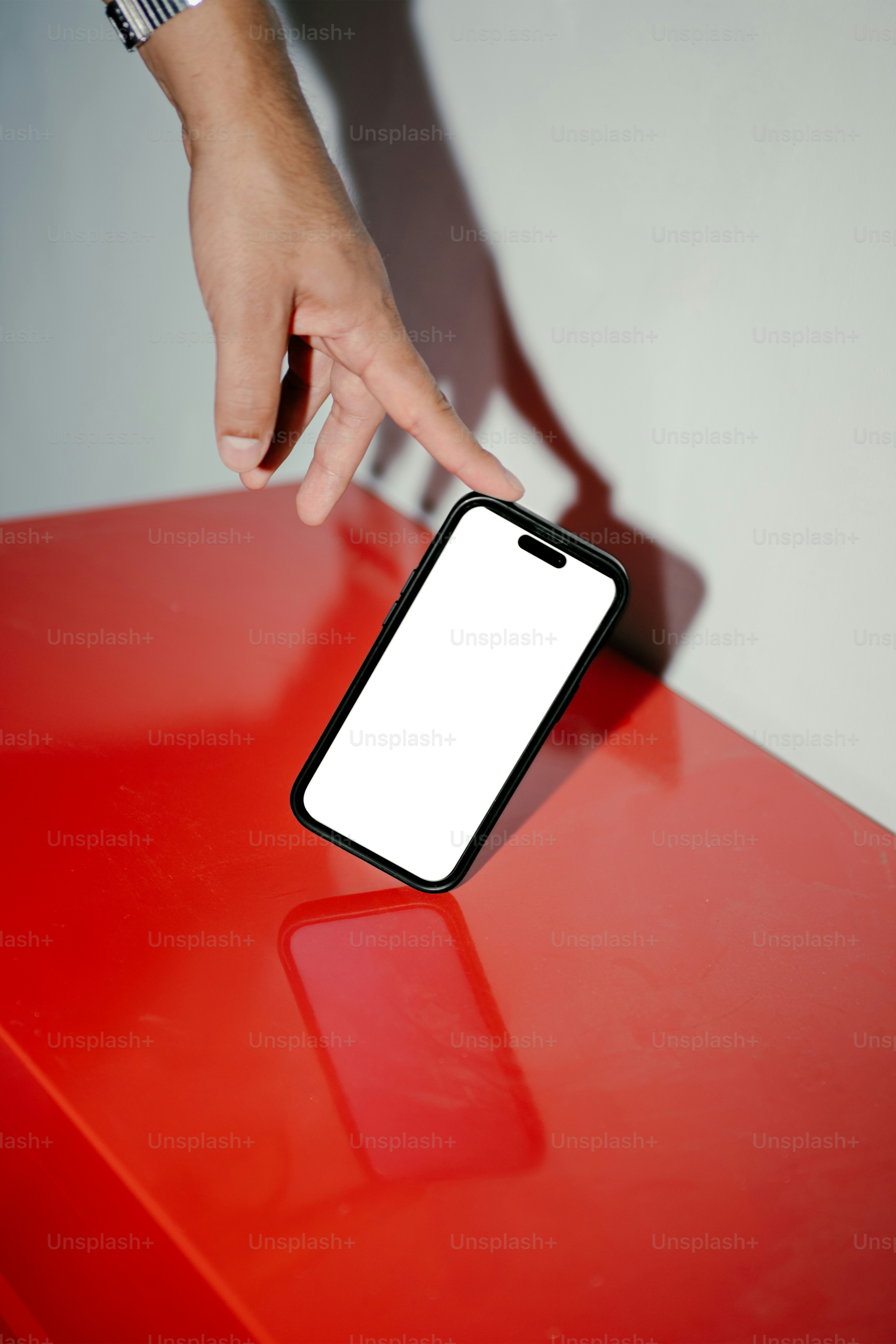 스마트폰을 멀리 두는 모습