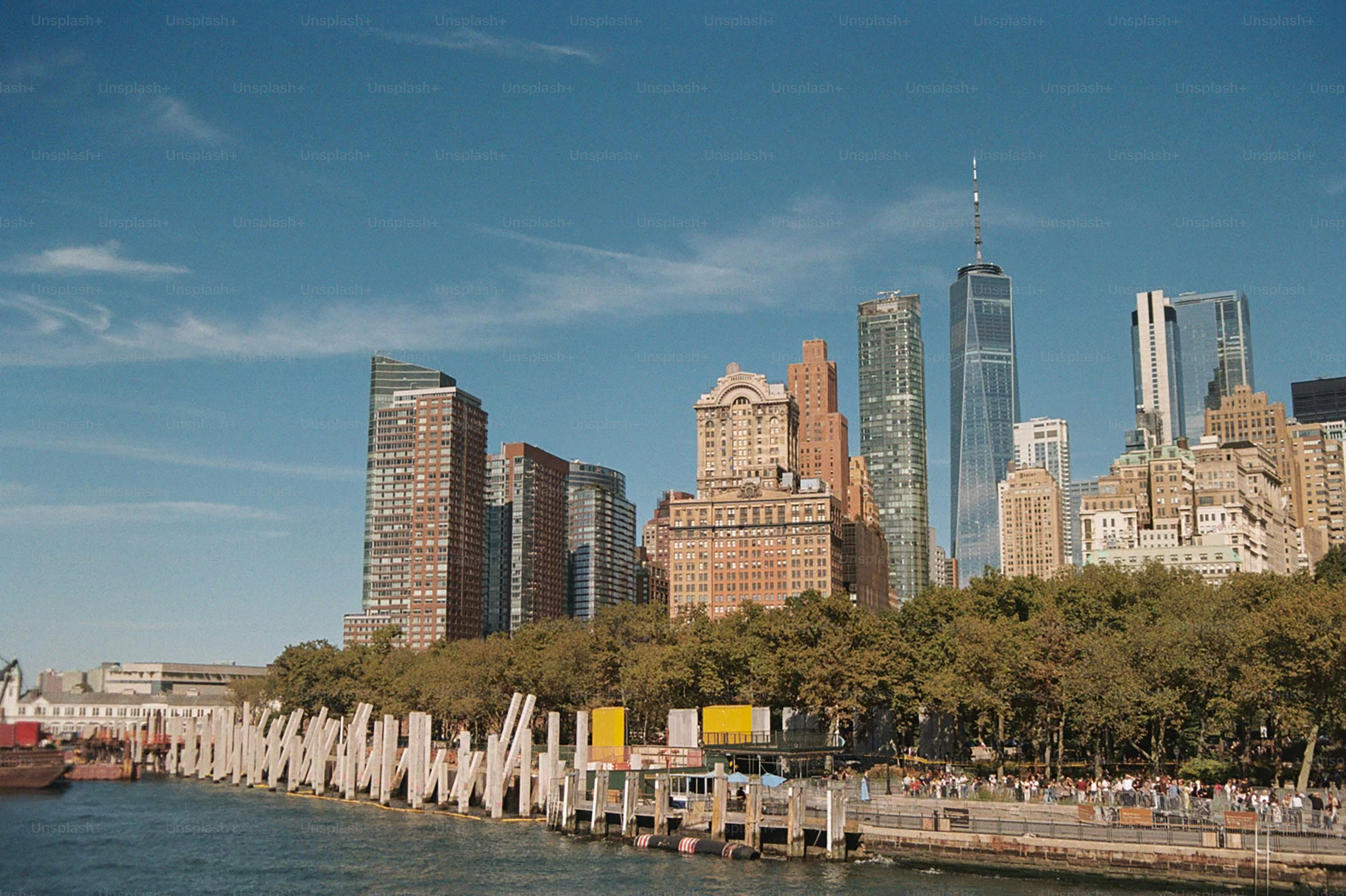 Lo skyline di New York City si estende davanti a un cielo blu.