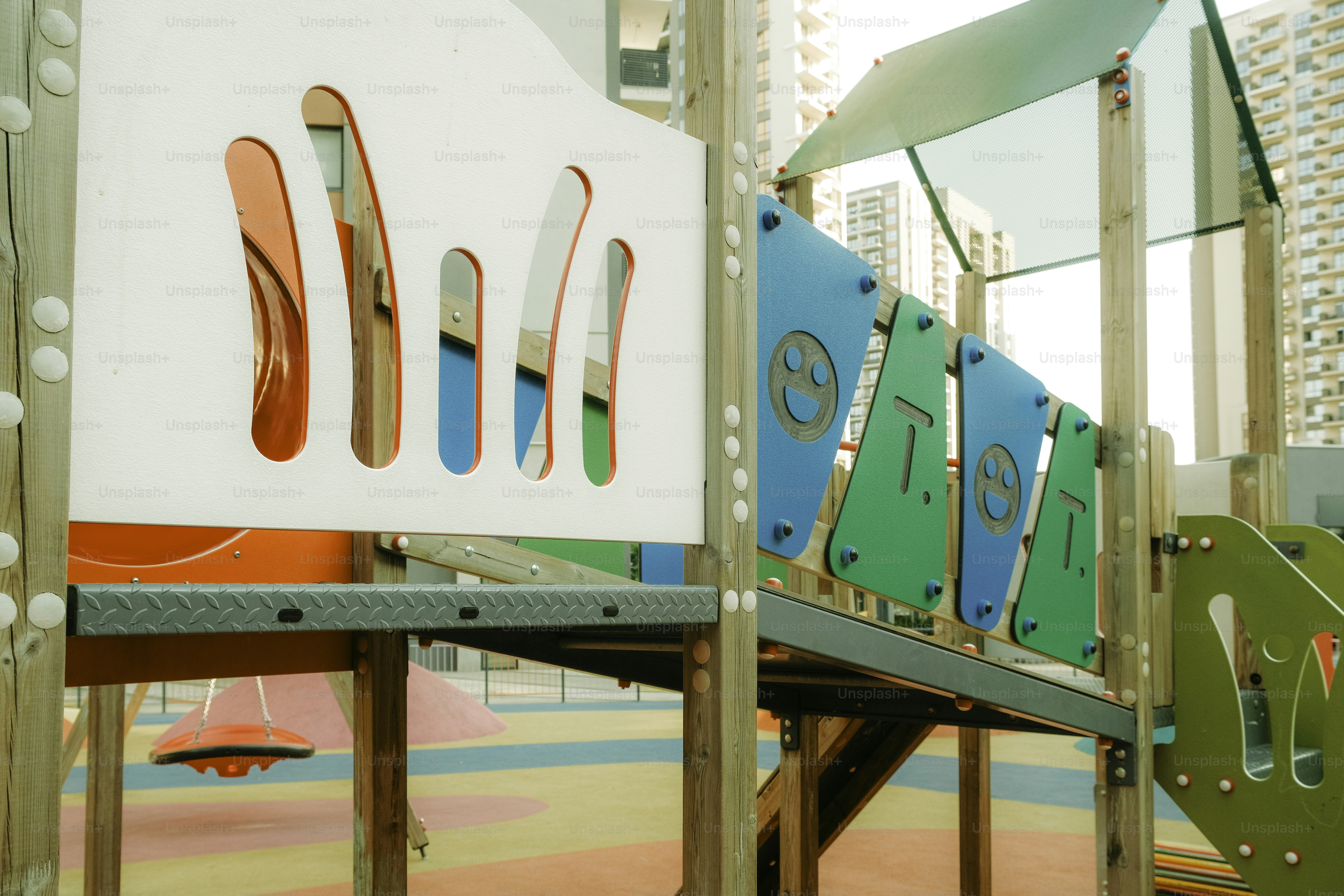 Une structure de terrain de jeu colorée est prête à jouer.