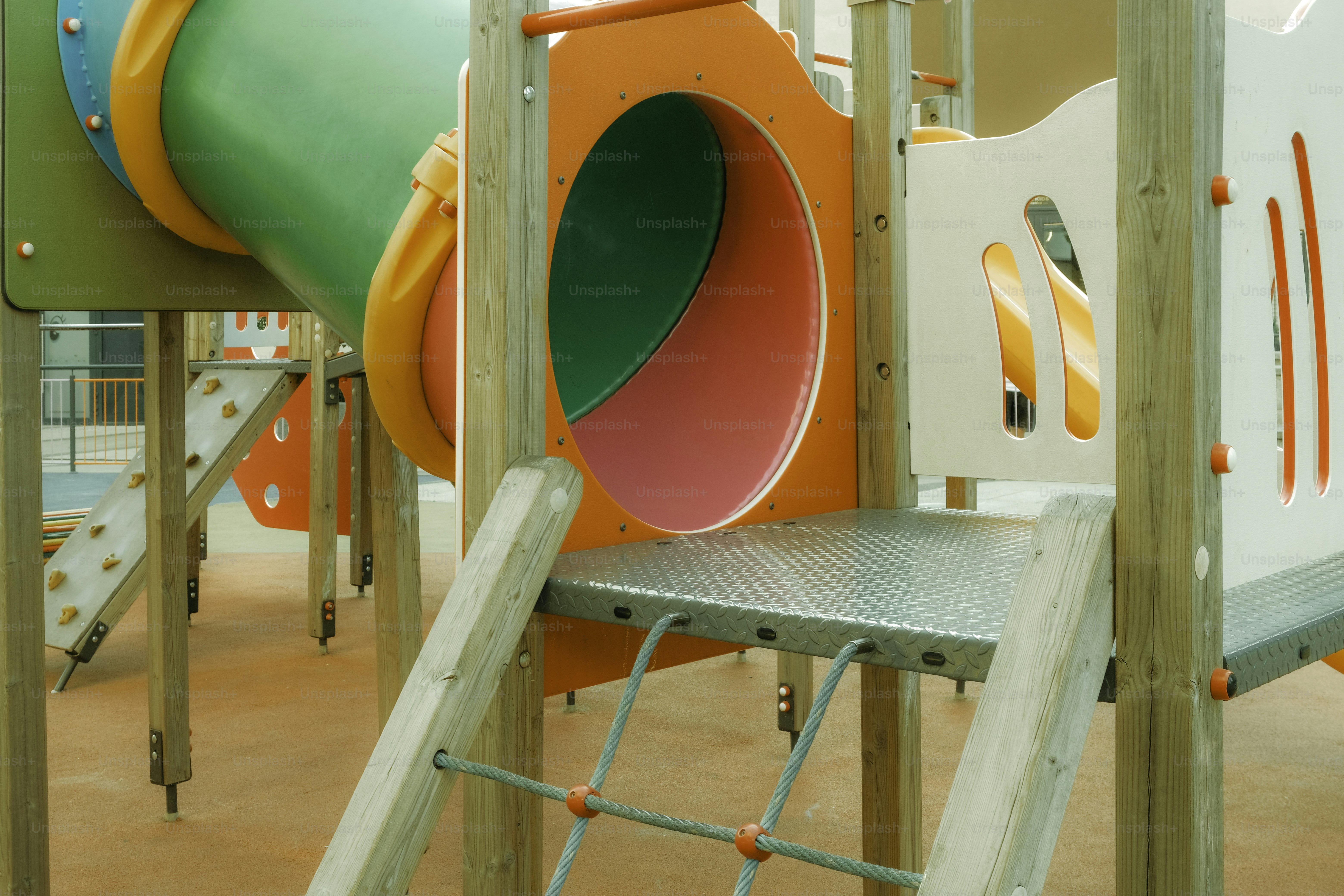 Une structure de terrain de jeu colorée attend les enfants.