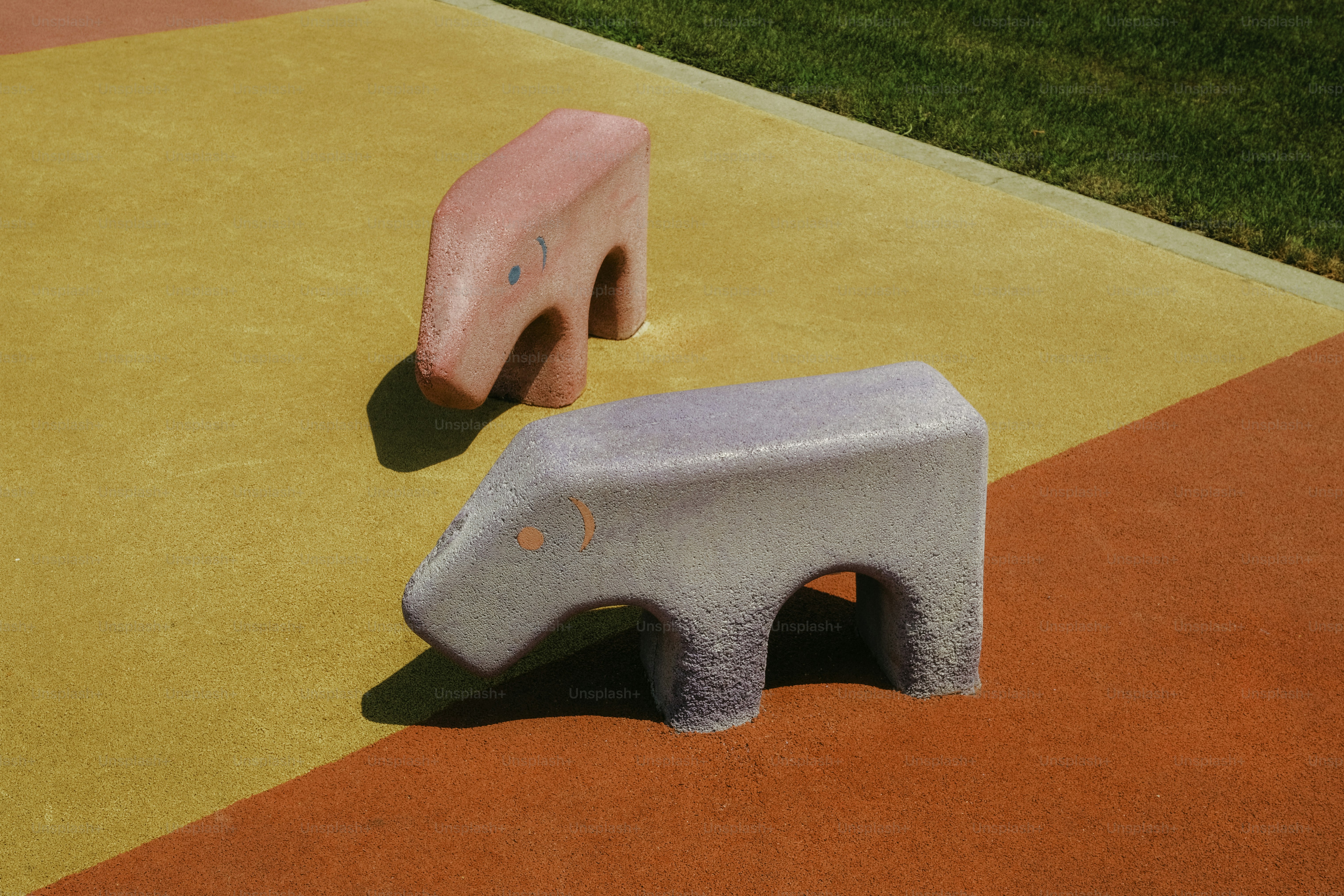 Deux sièges en forme d’éléphant sont sur une surface colorée.