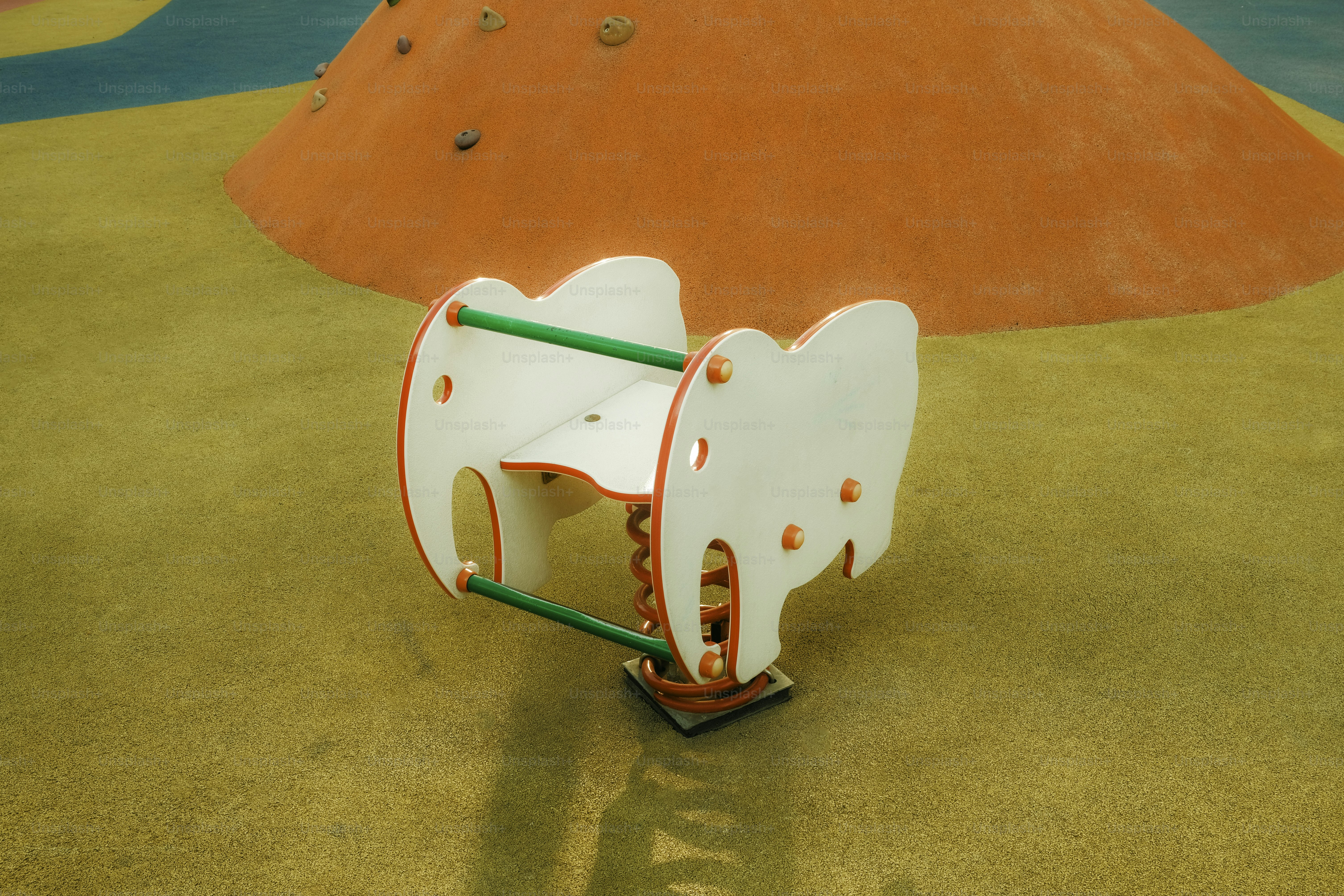 Aire de jeux avec un cheval à bascule.