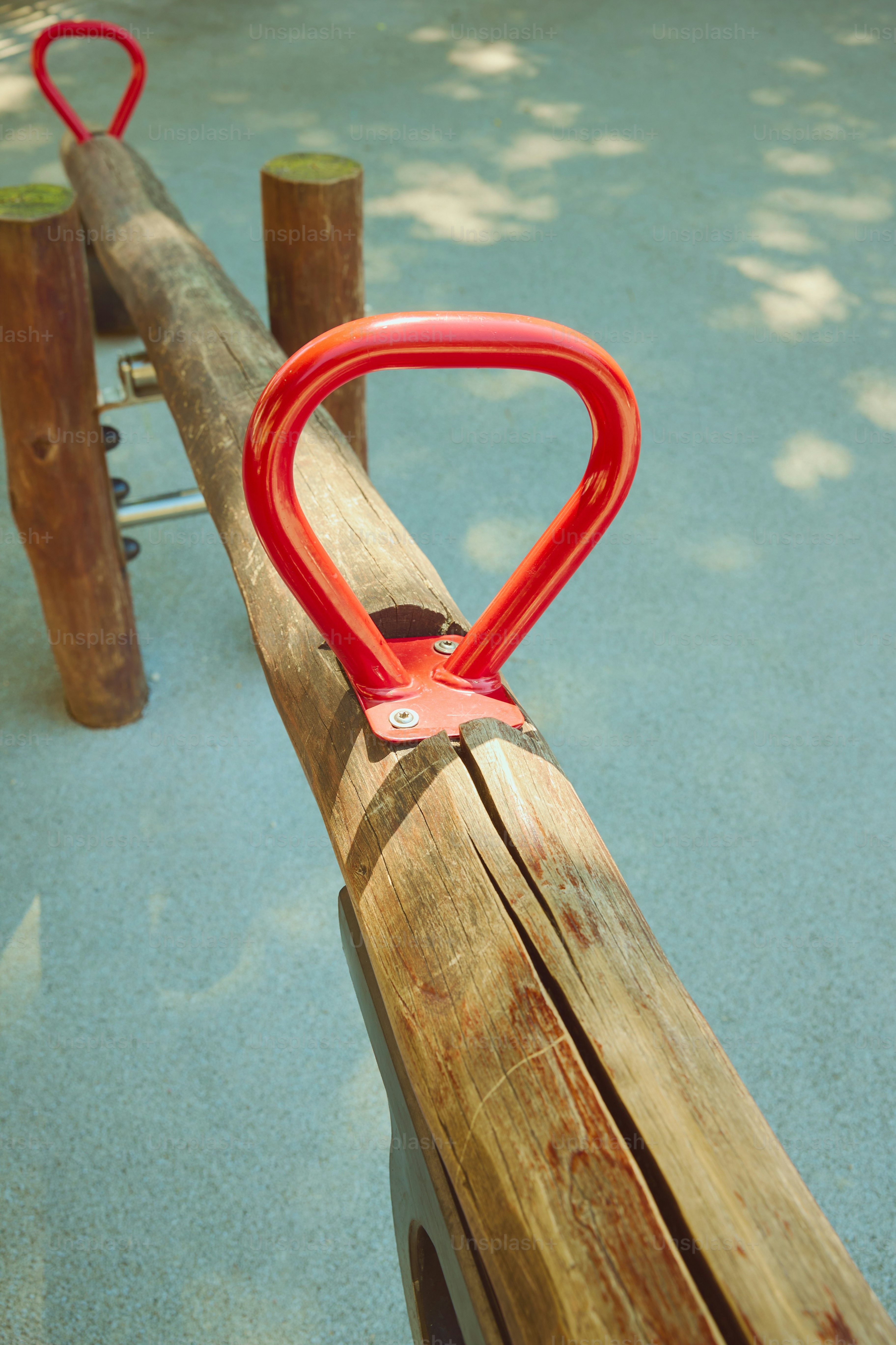 Um close-up de uma gangorra de playground de madeira.