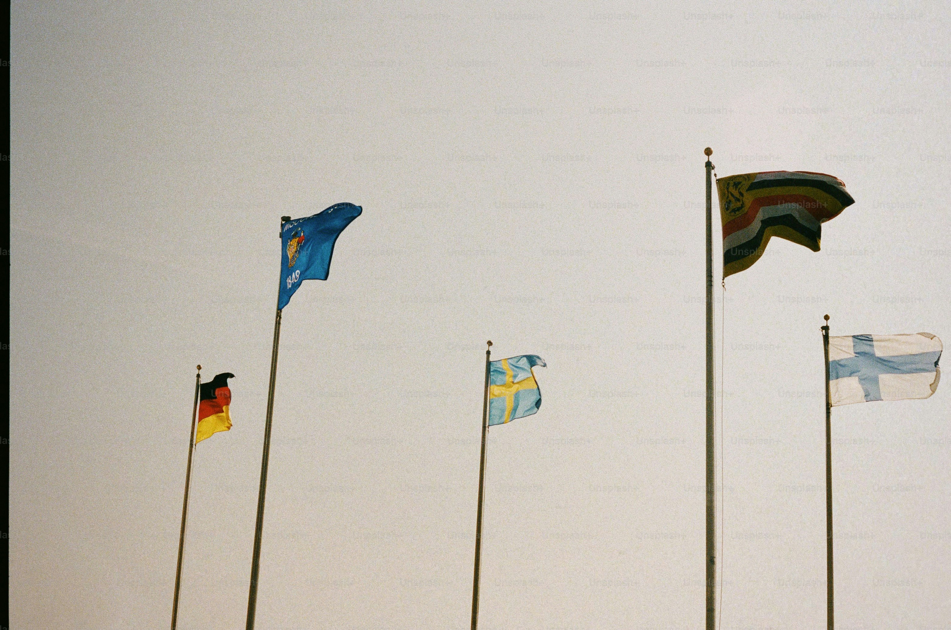 Ondean banderas de diferentes países.