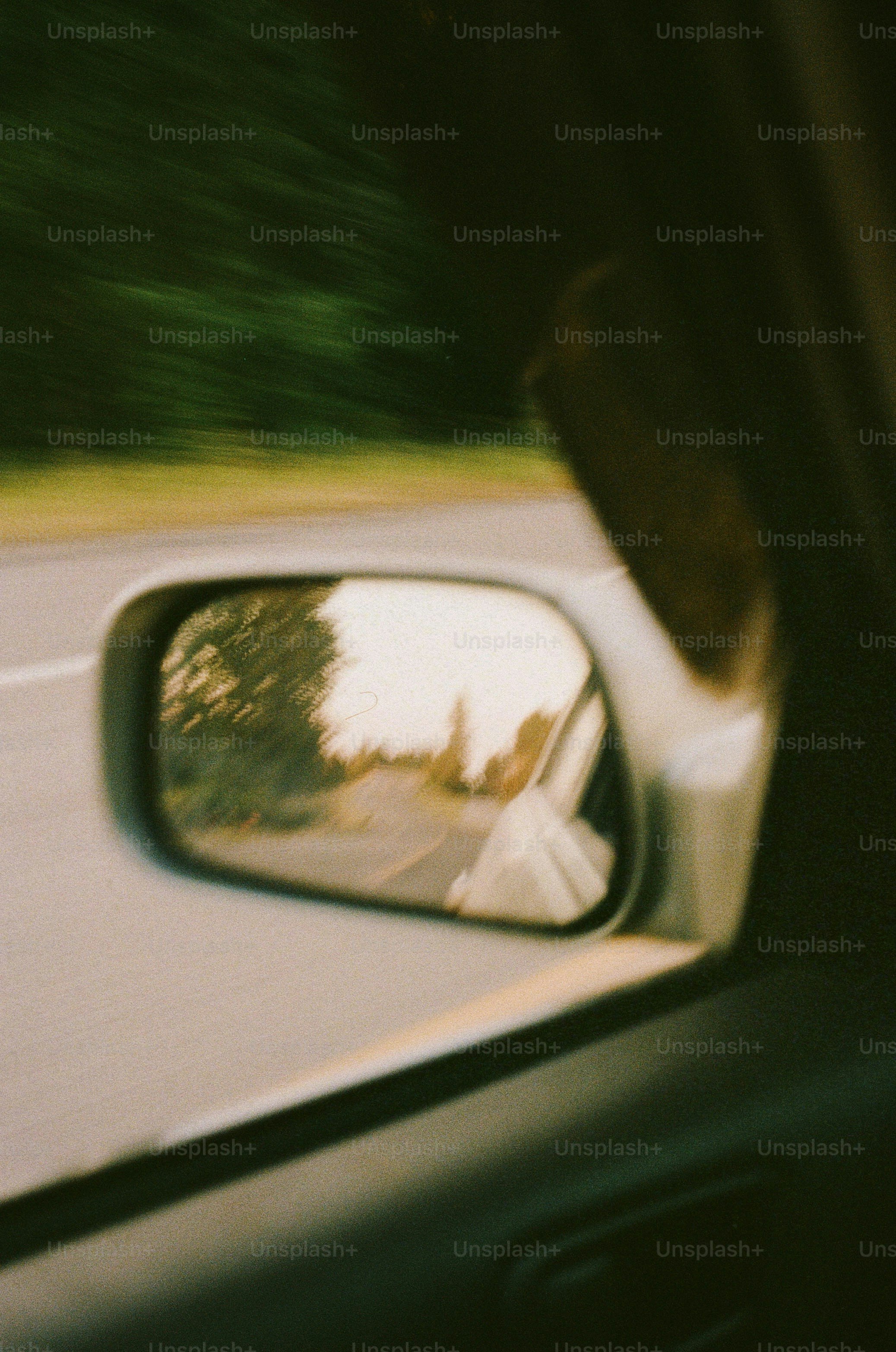 Conduciendo por la carretera, visto en el espejo lateral.